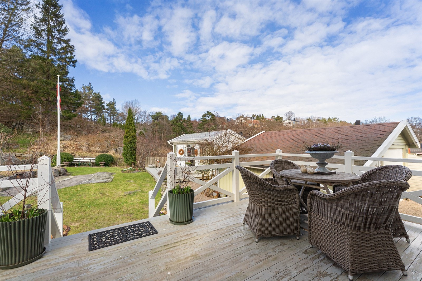 Terrasse med utgang fra kjøkken. Galleribilde