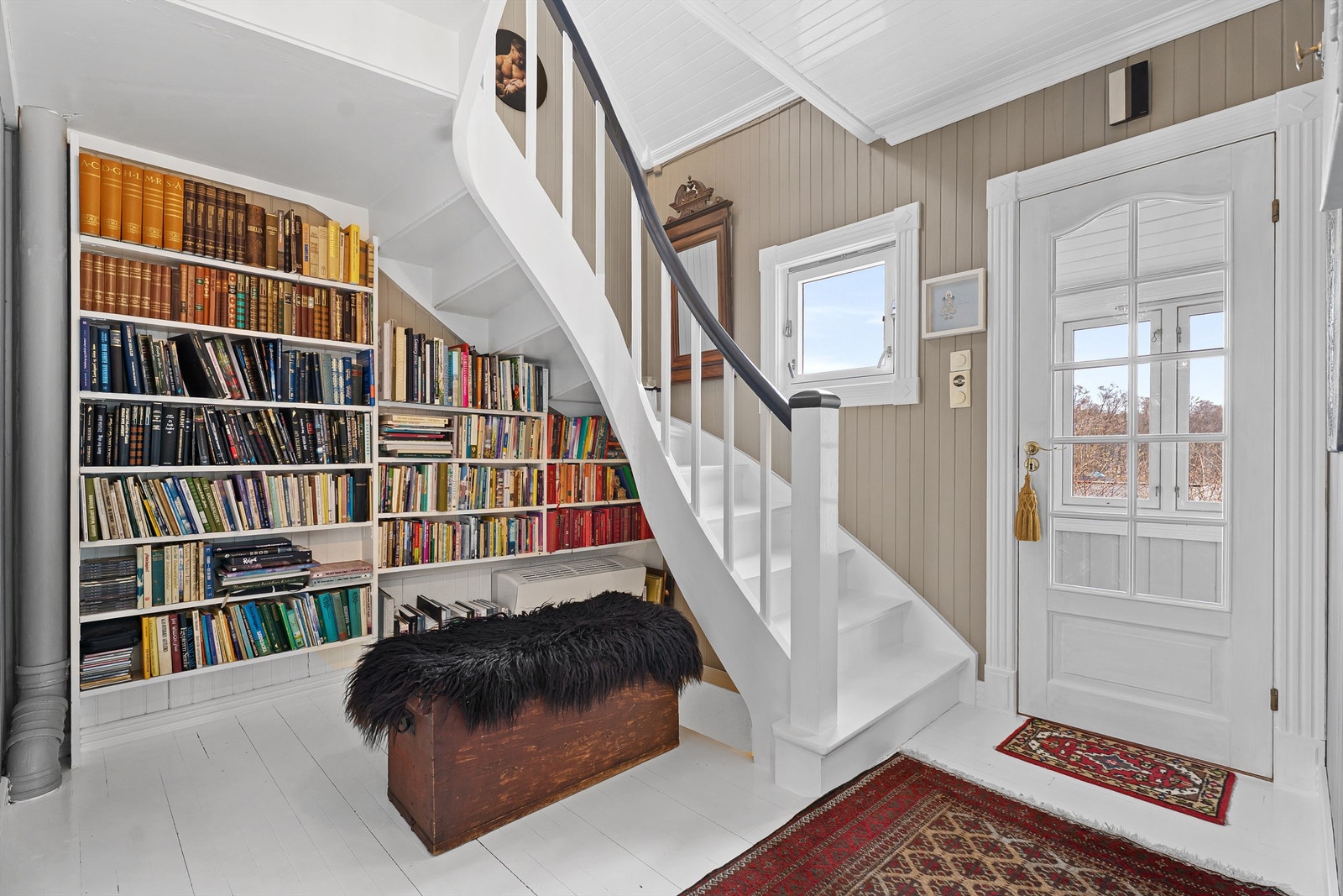 Innbydende hall med klassiske detaljer Galleribilde