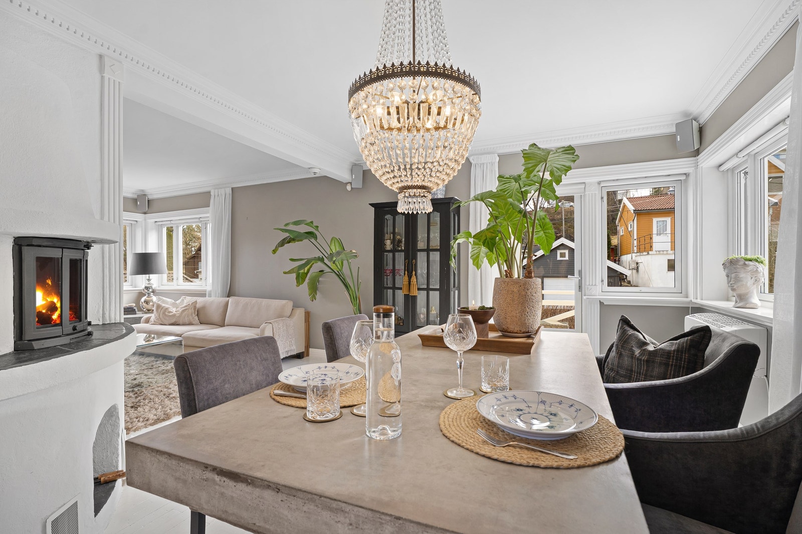 Innbydende del av stue med plass til spisebord. Galleribilde