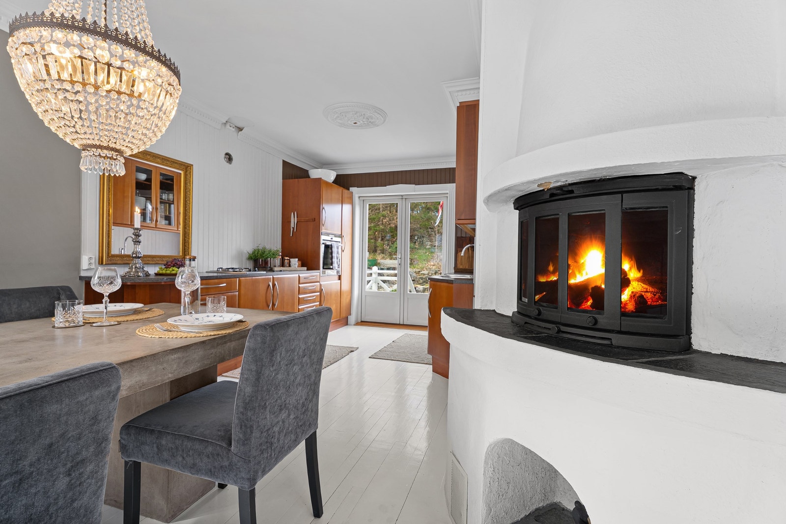 Peis ved spisestue Galleribilde