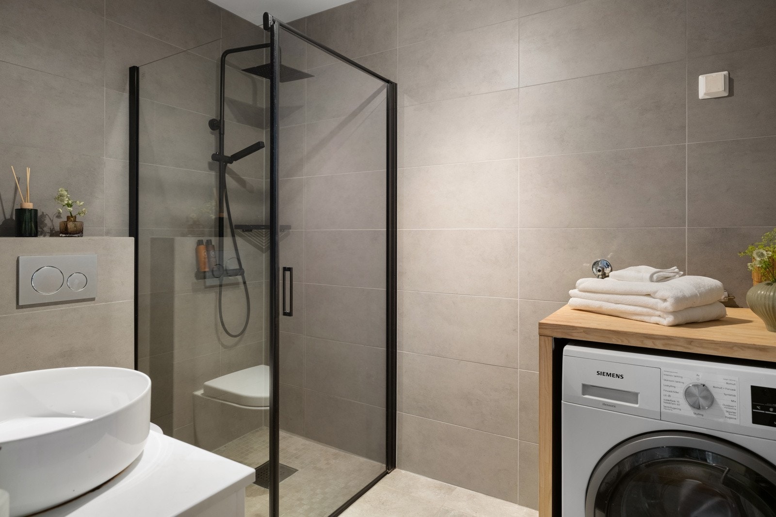 - Dusjnisje med innfellbar dusjdør, vegghengt toalett, servant med skap og speil med lys - Galleribilde