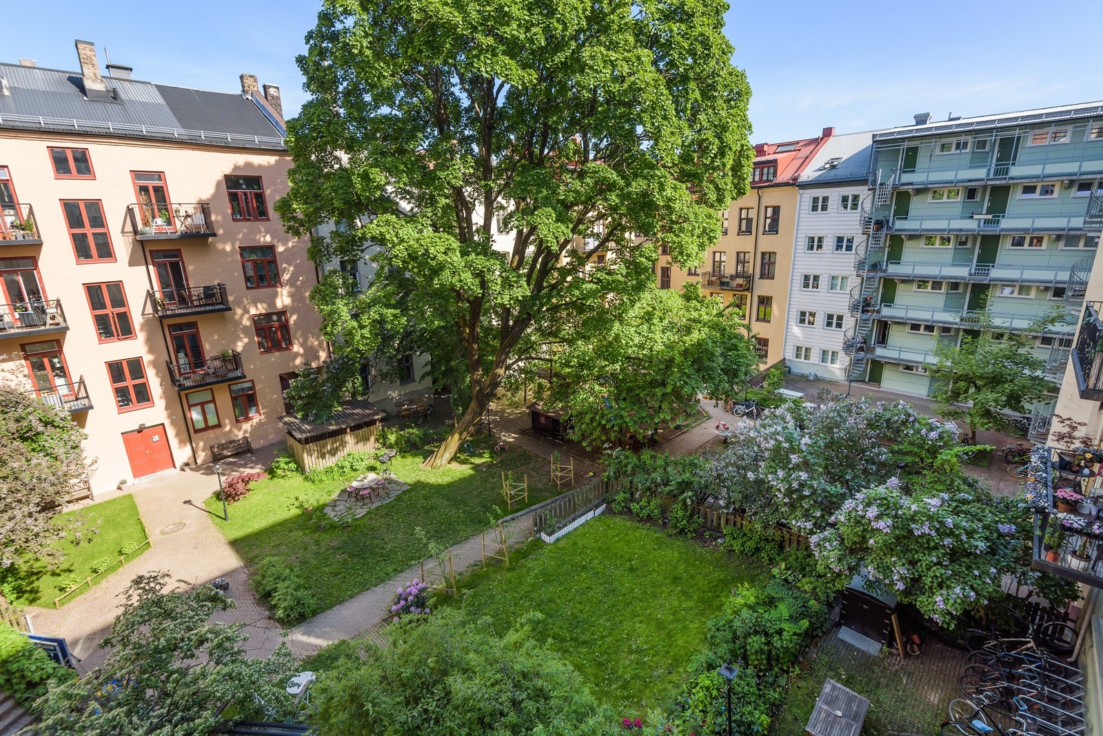 - Sommerbilde av utsikt mot gårdsrommet - Galleribilde