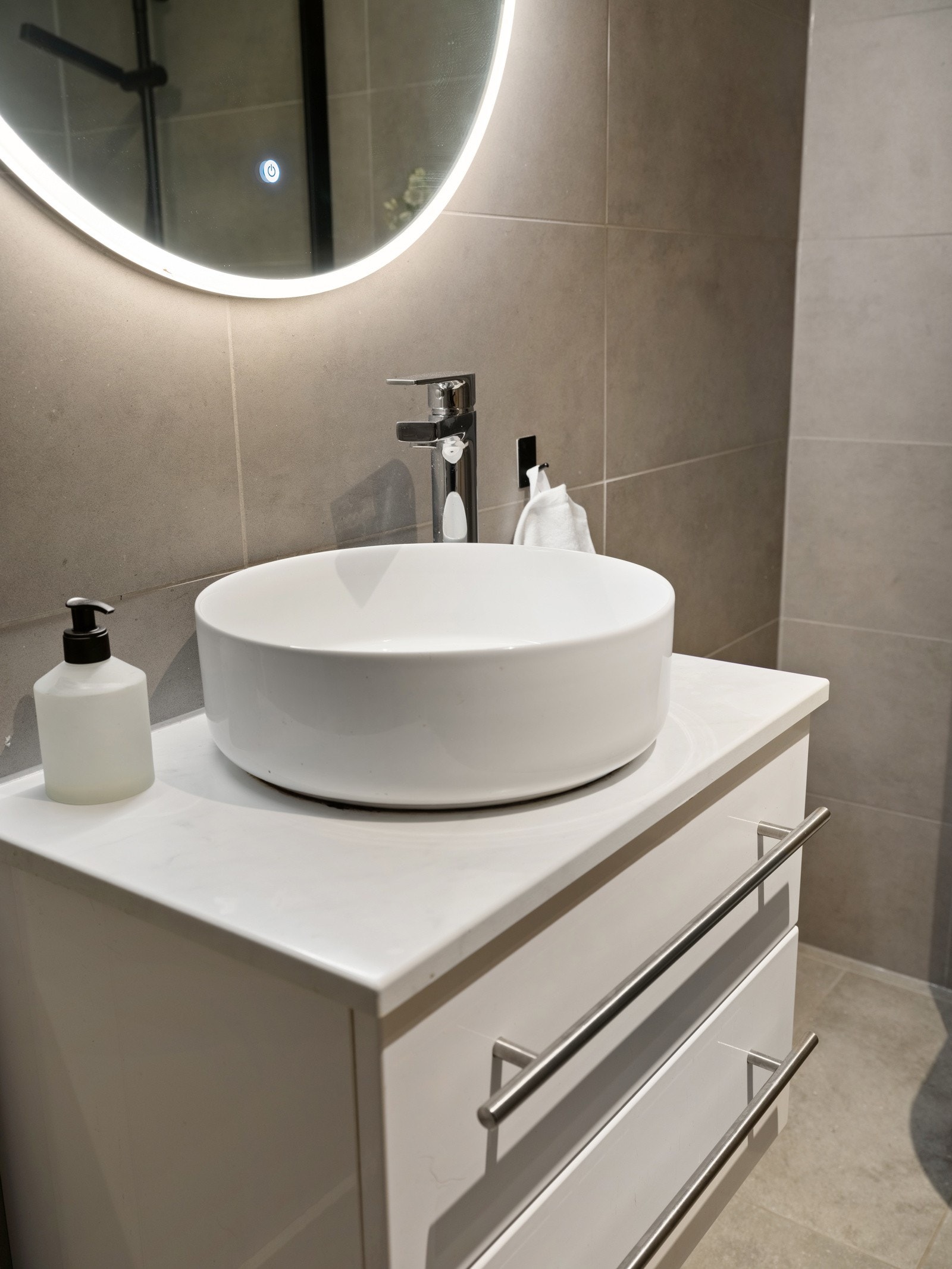 - Servant med skap og speil med lys - Galleribilde