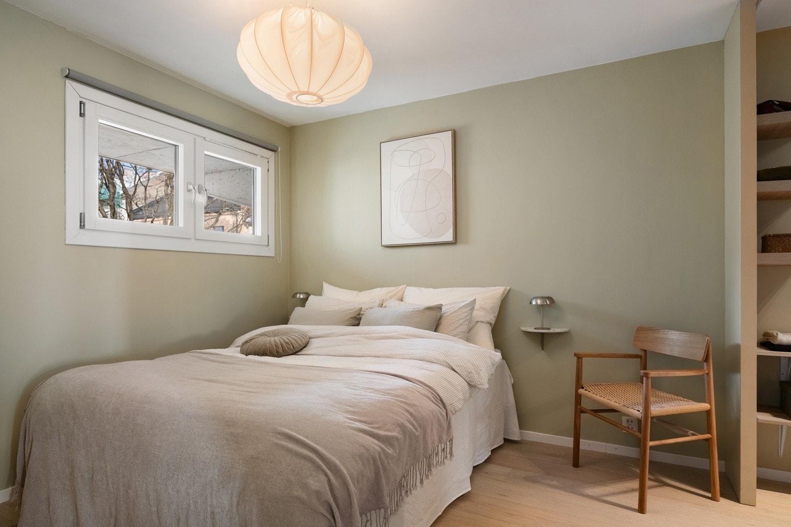 - Luftig hovedsoverom vendt mot indre gårdsrom - Galleribilde