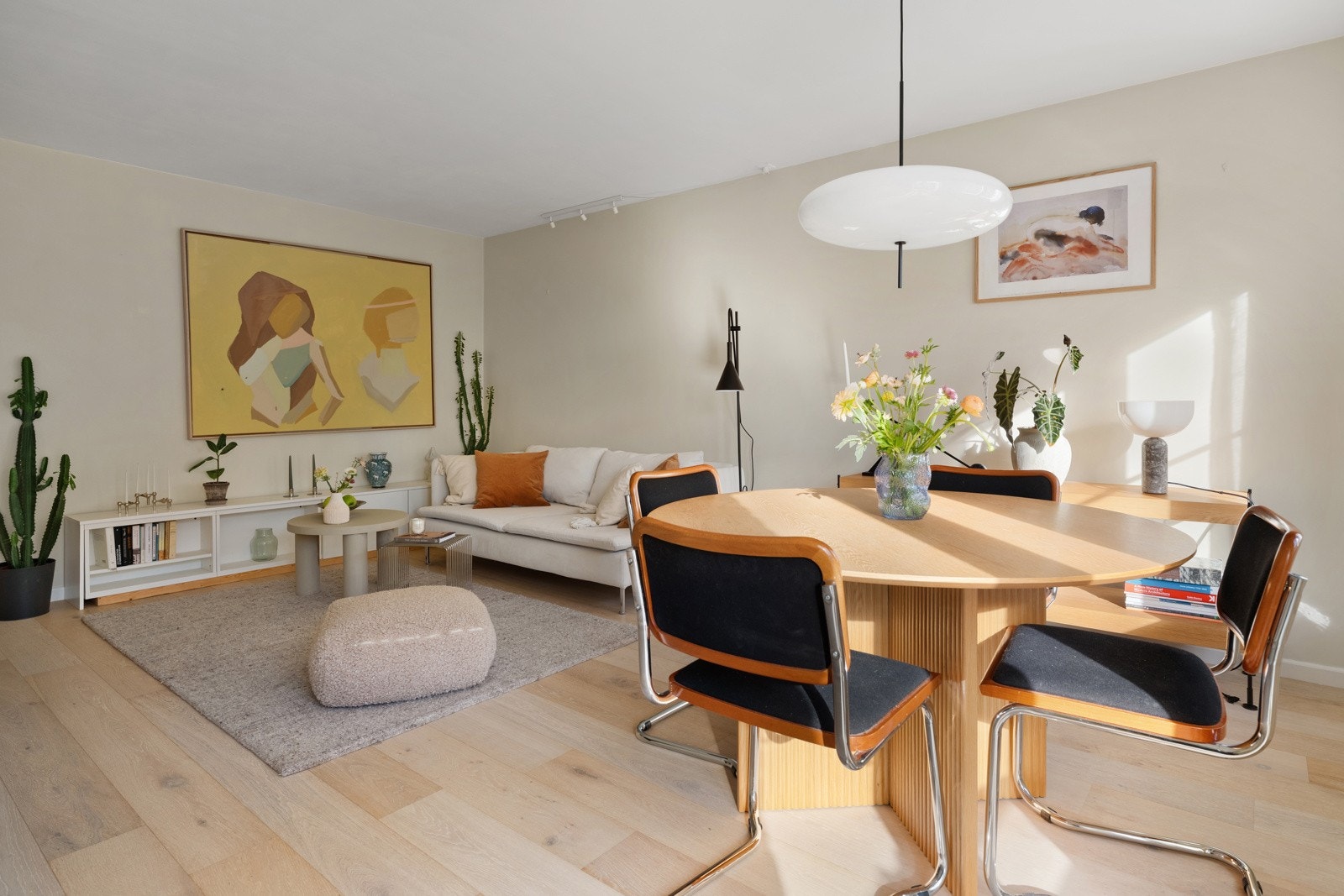 - Svært luftig stue som vender mot rolig og trafikkstille gate - Galleribilde