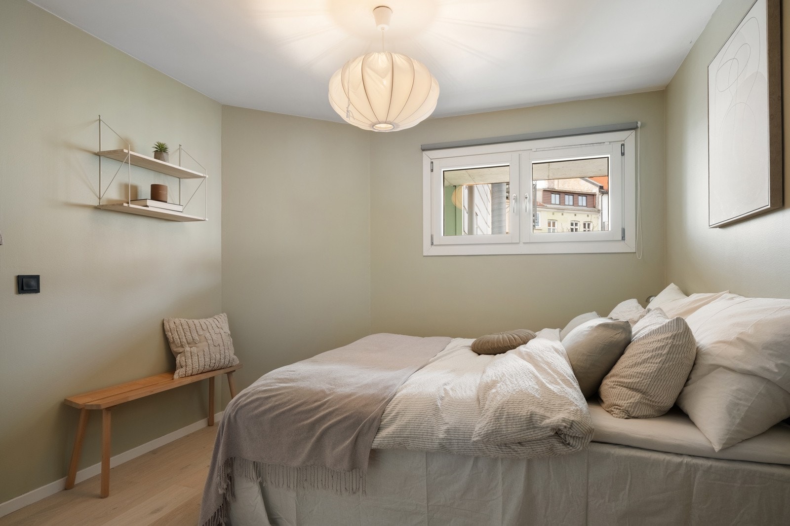 - Plass til dobbeltseng, nattbord, kommode osv - Galleribilde