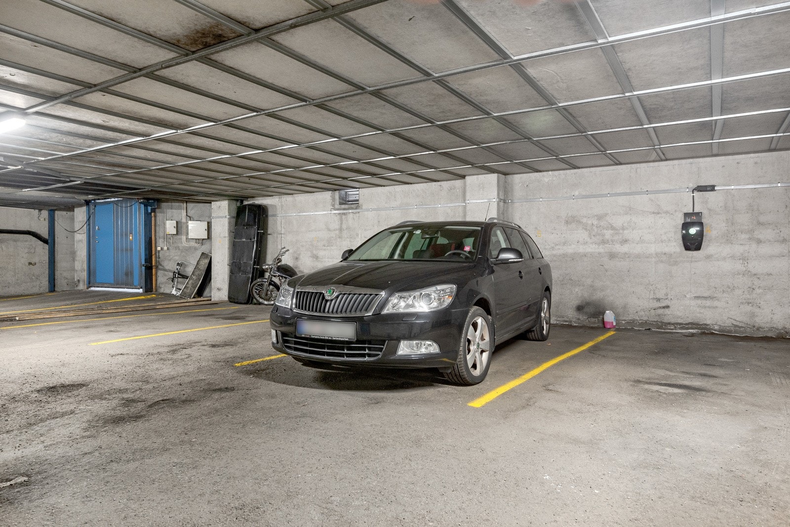 - Det medfølger garasjeplass i byggets kjeller. Sameiet har installert infrastruktur for el.bil-lader i garasjen - Galleribilde