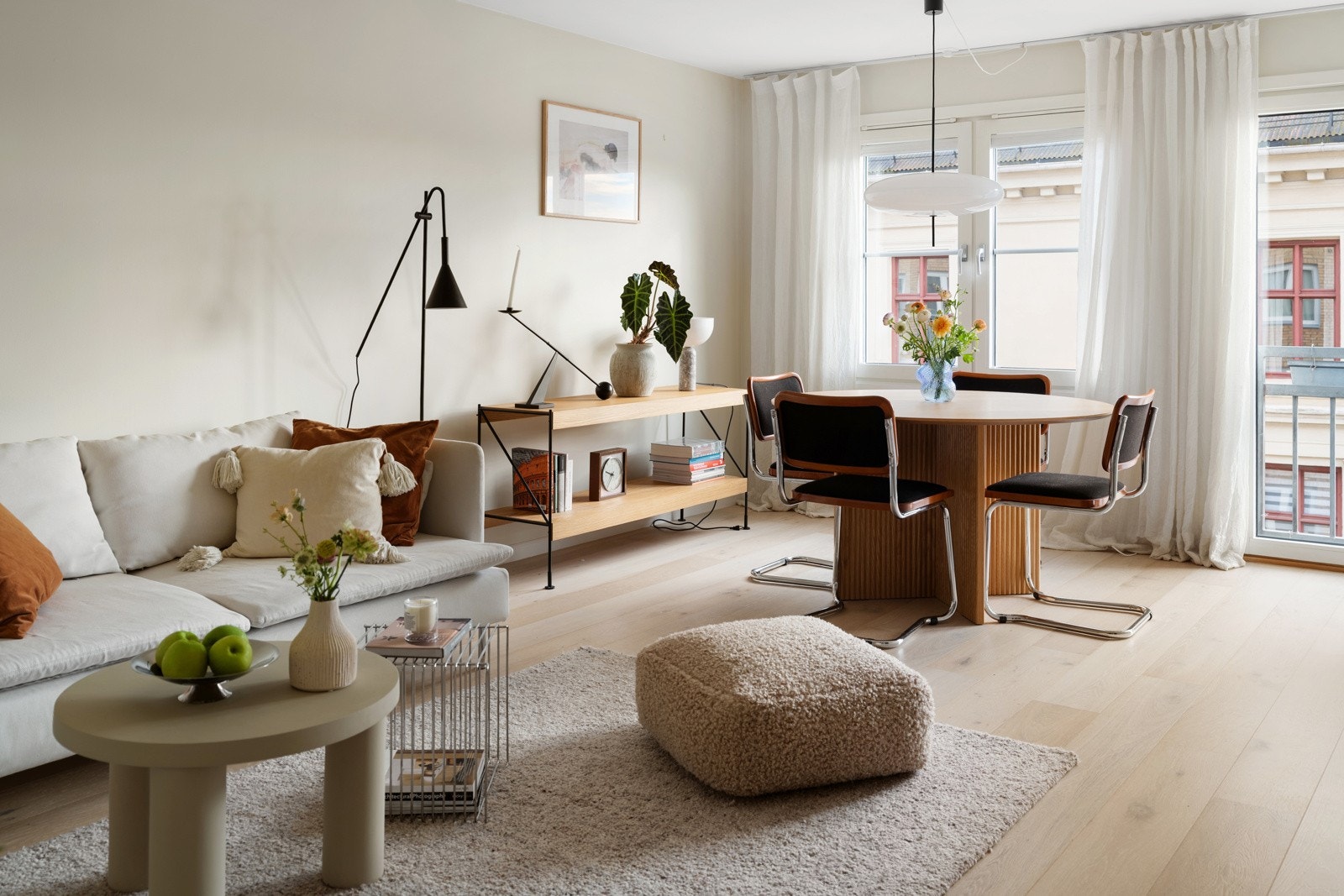 Stor, luftig stue på ca 23 m² med god plass til sittegruppe, spisebord, tv-krok, bokhyller og reoler Galleribilde