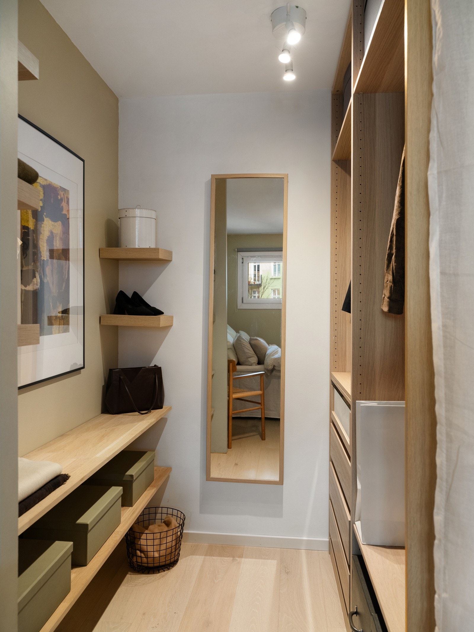 - Svært praktisk walk-in-closet med oppheng, skuffer og hyller - Galleribilde