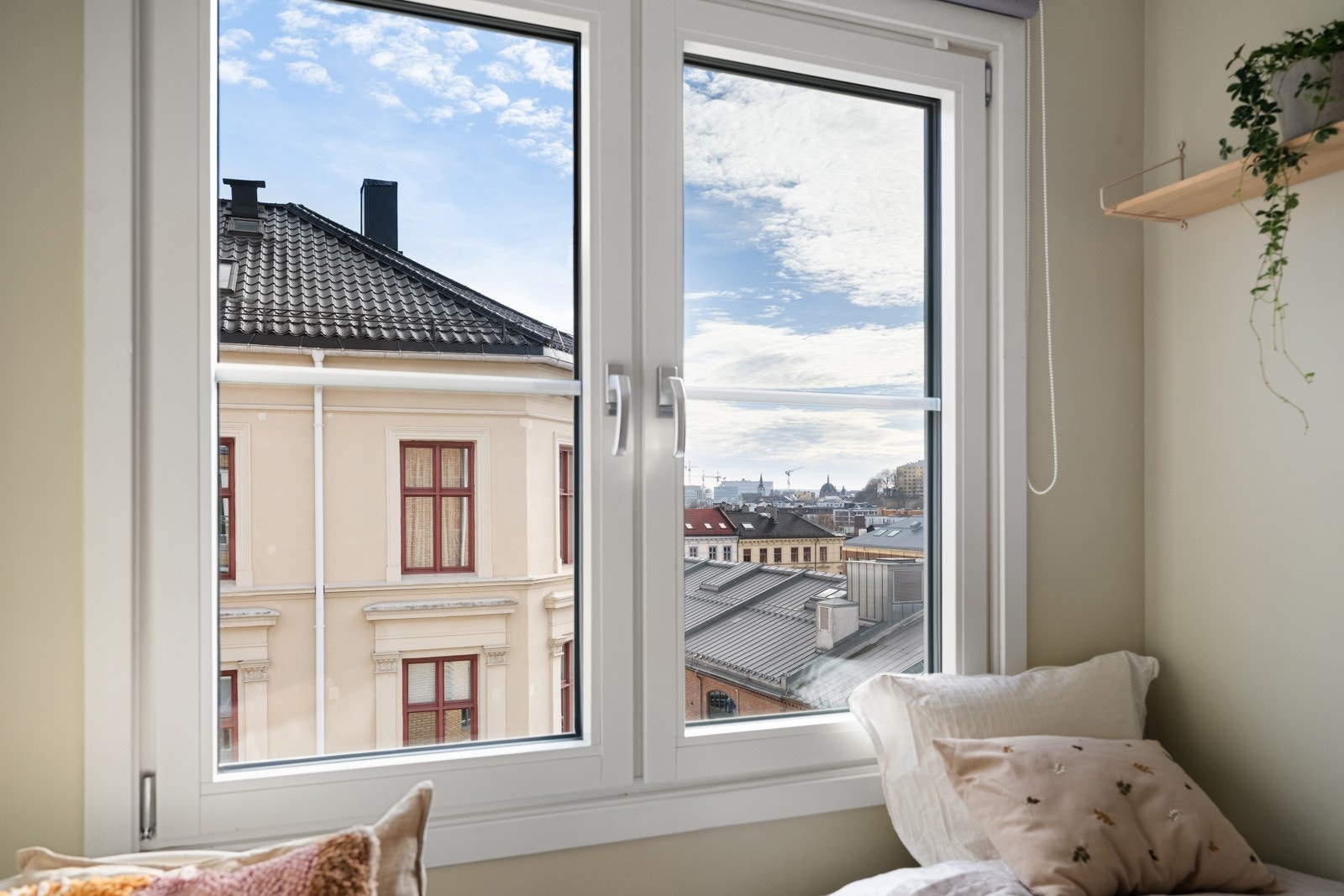 - Dette rommet vender mot rolig, trafikkstille gate - Galleribilde