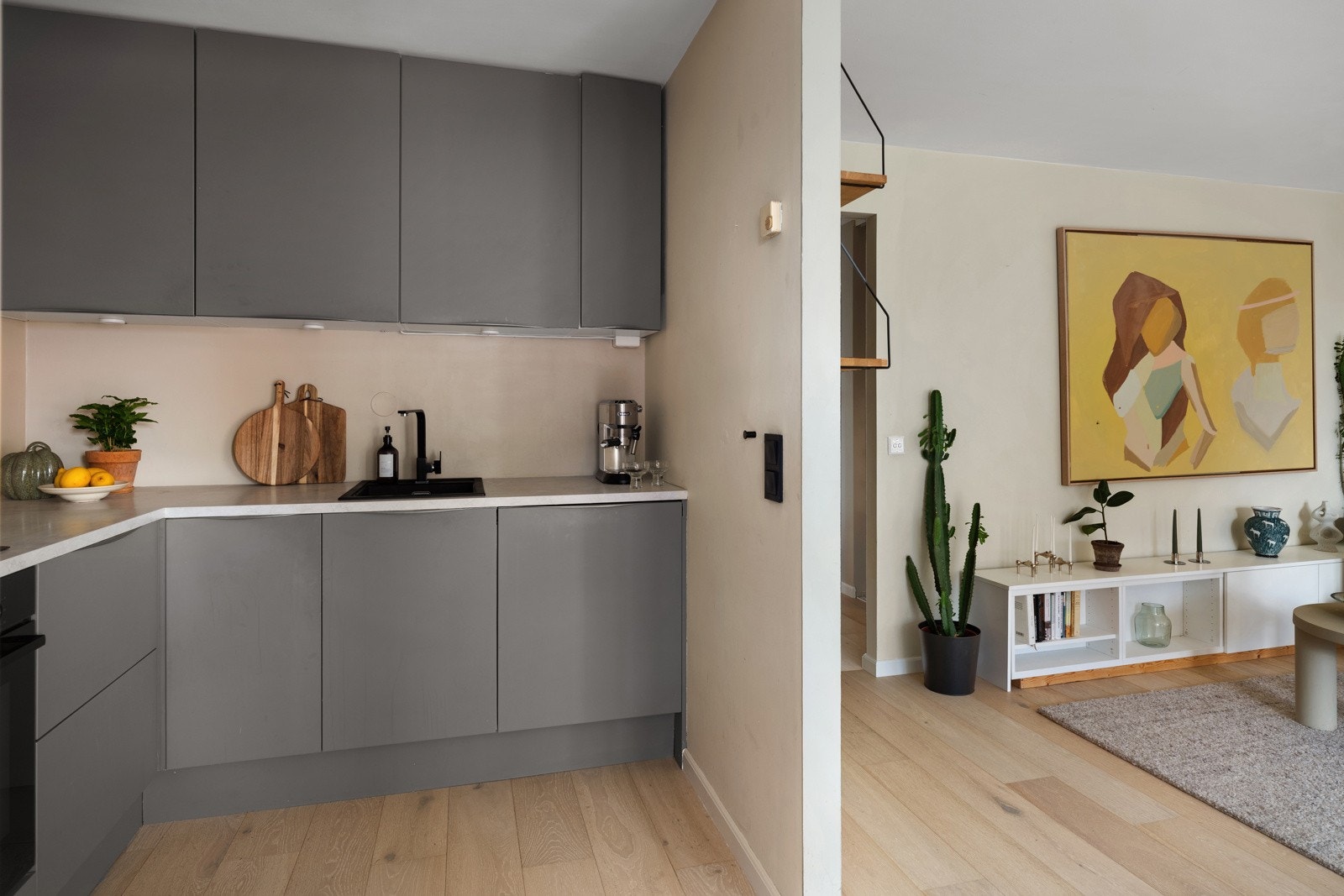 - Kjøkkenet ligger i halvåpen løsning mot stue - Galleribilde