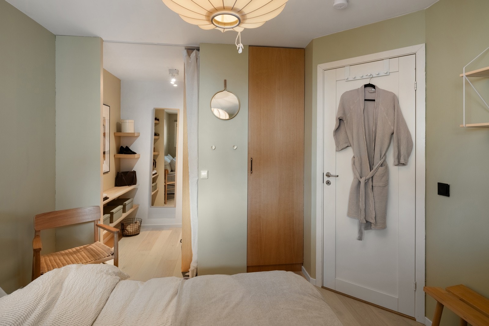 - Innfelt garderobeskap samt direkte adkomst til walk-in-closet - Galleribilde