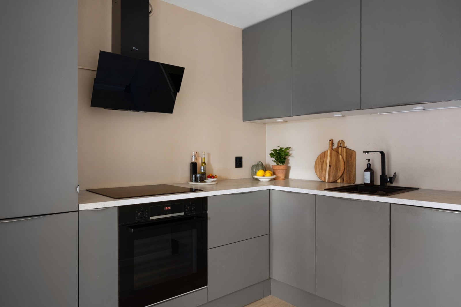 - Pen, moderne innredning fra 2020 med glatte fronter og god skap- og benkeplass - Galleribilde