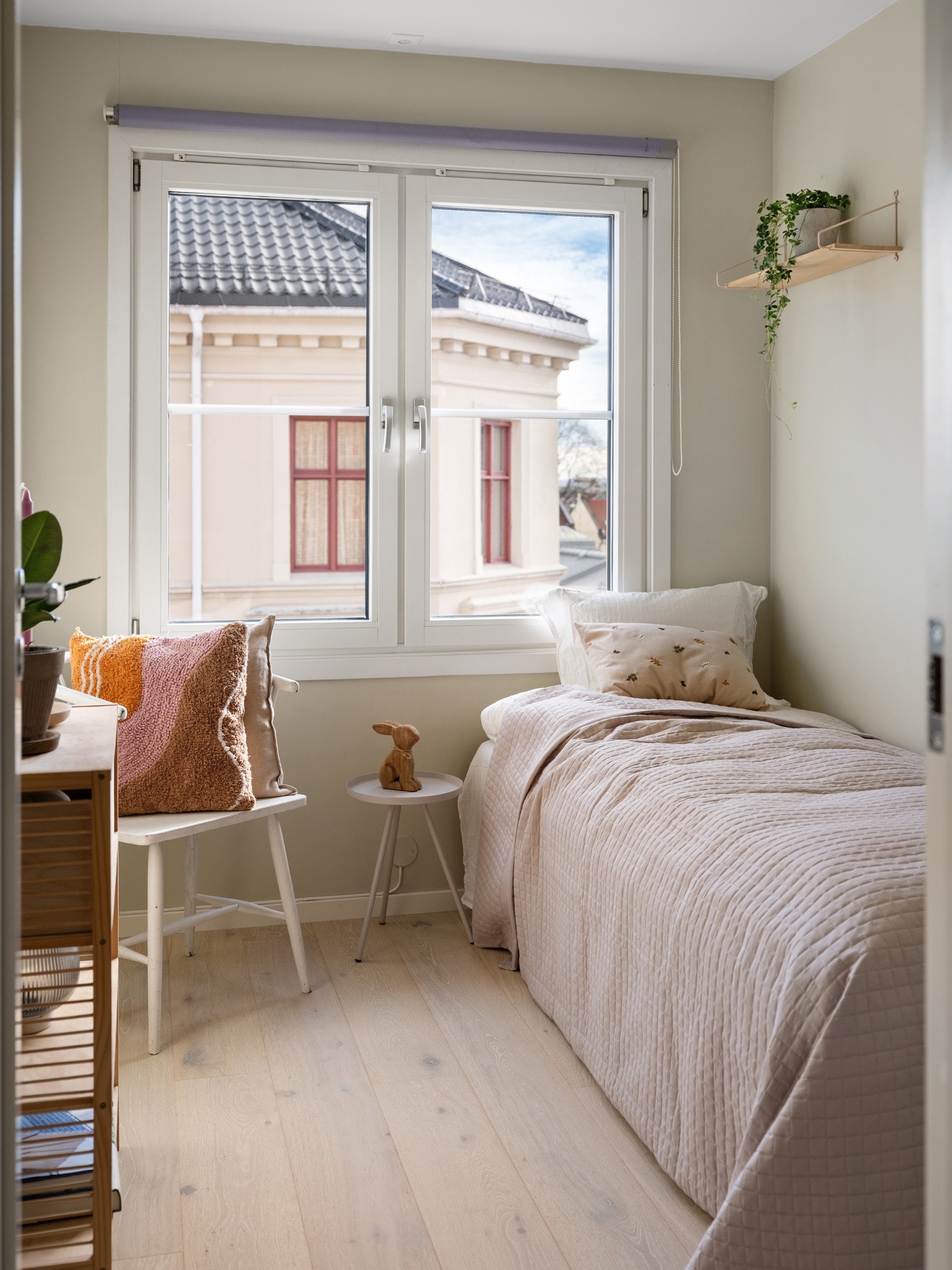 - Plass til seng, nattbord og kontorpult - Galleribilde