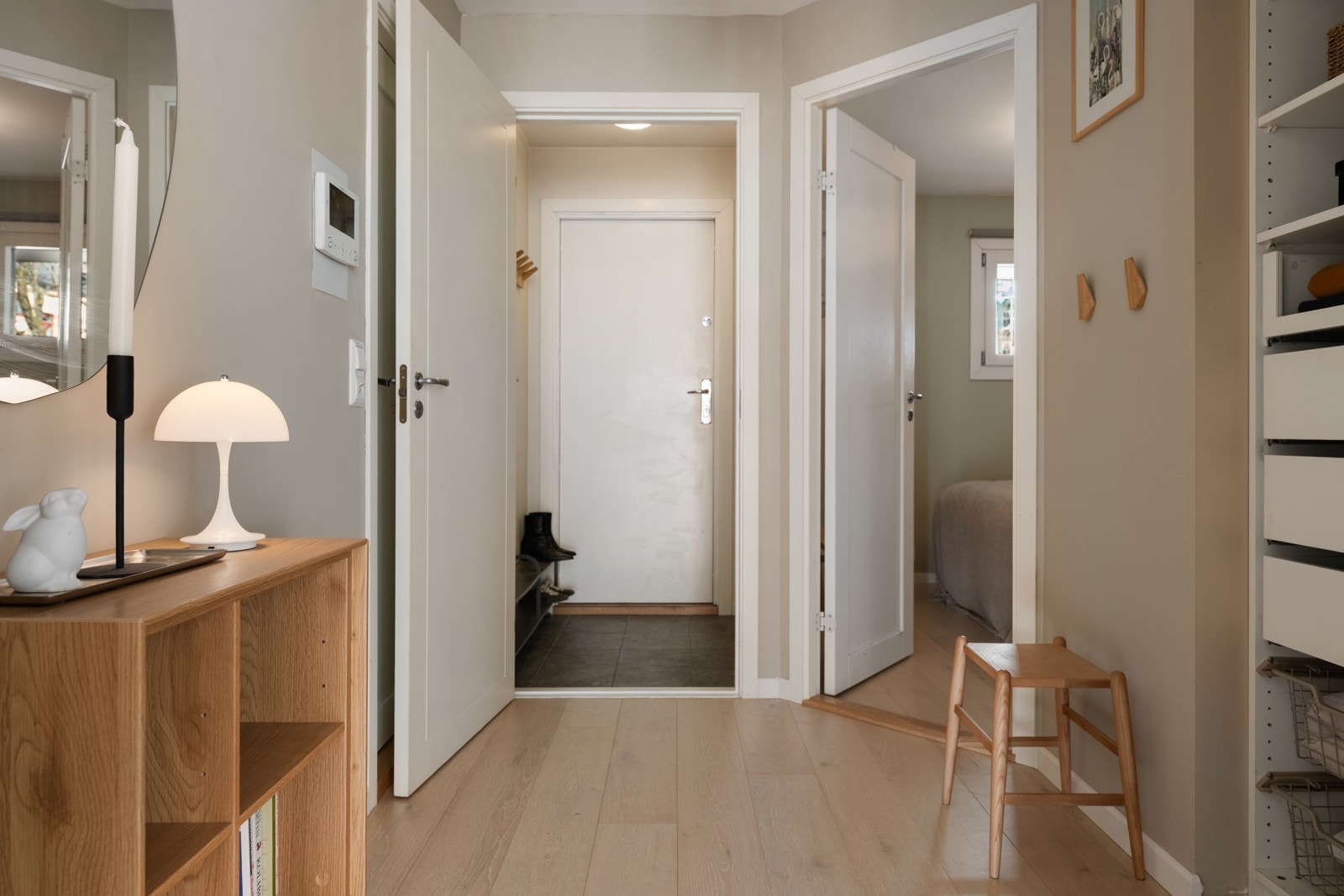 - Praktisk entré med plass til klær og sko - Galleribilde