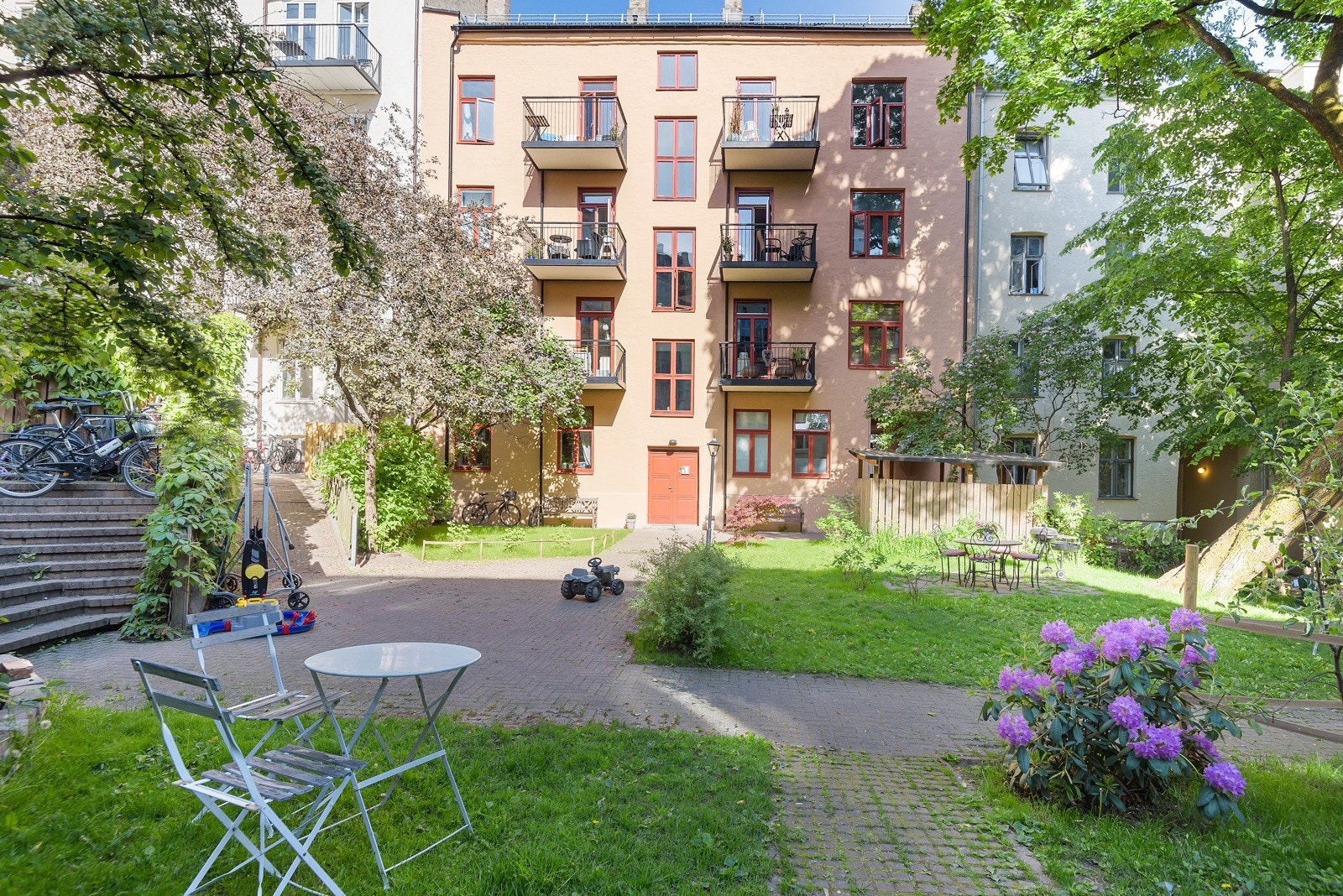 - Flott beplantet gårdsrom med sittegrupper for beboerne - Galleribilde