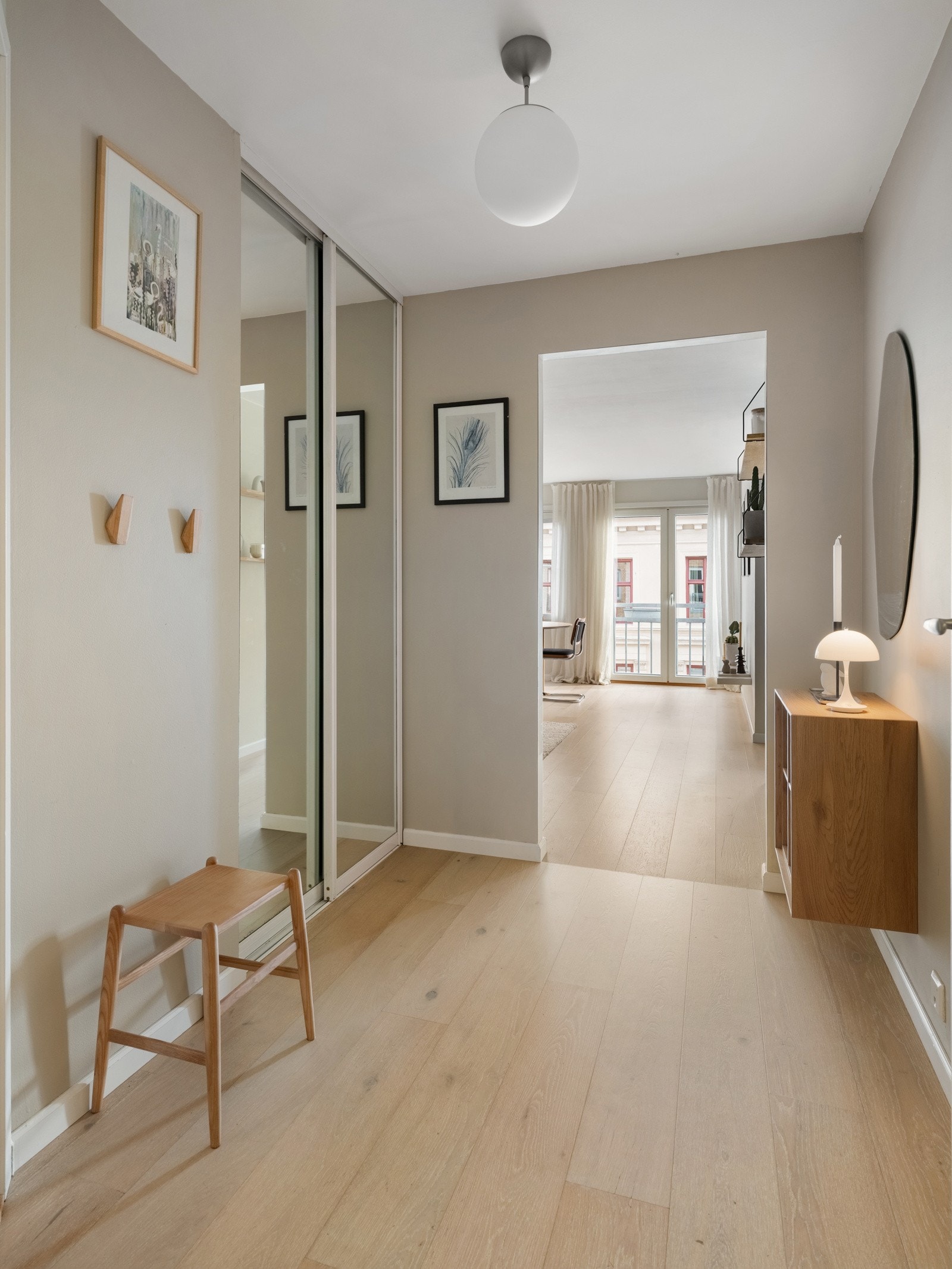 - Mellomgang med skyvedørsgarderobe med speilfront og god lagringsplass - Galleribilde