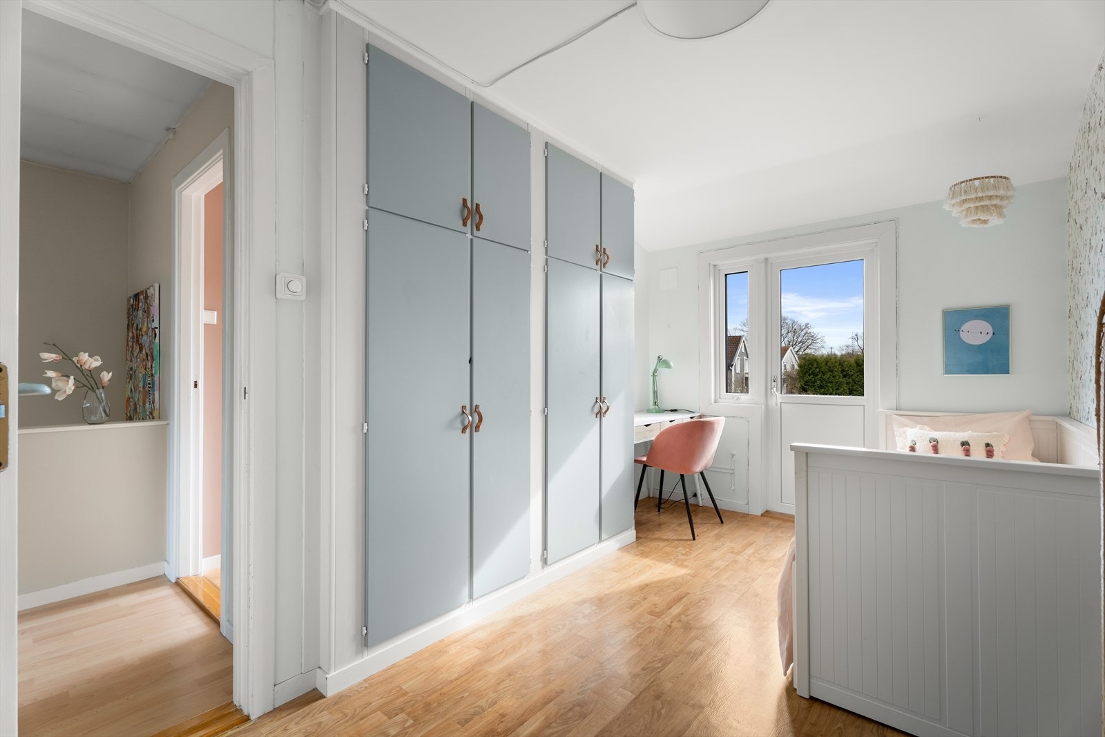 Den sørvendte balkongen på ca. 7 m² er en fin forlengelse av rommet. Galleribilde