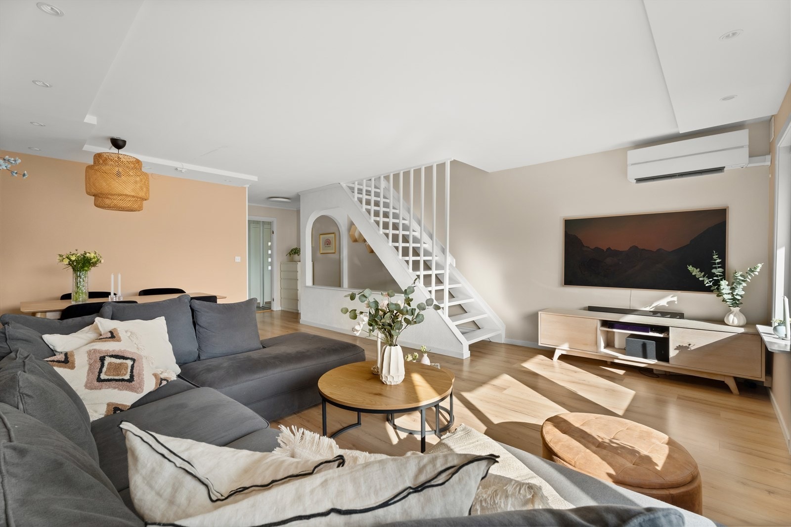 En luft-til-luft varmepumpe, installert i 2020, sørger for energieffektiv oppvarming. Galleribilde