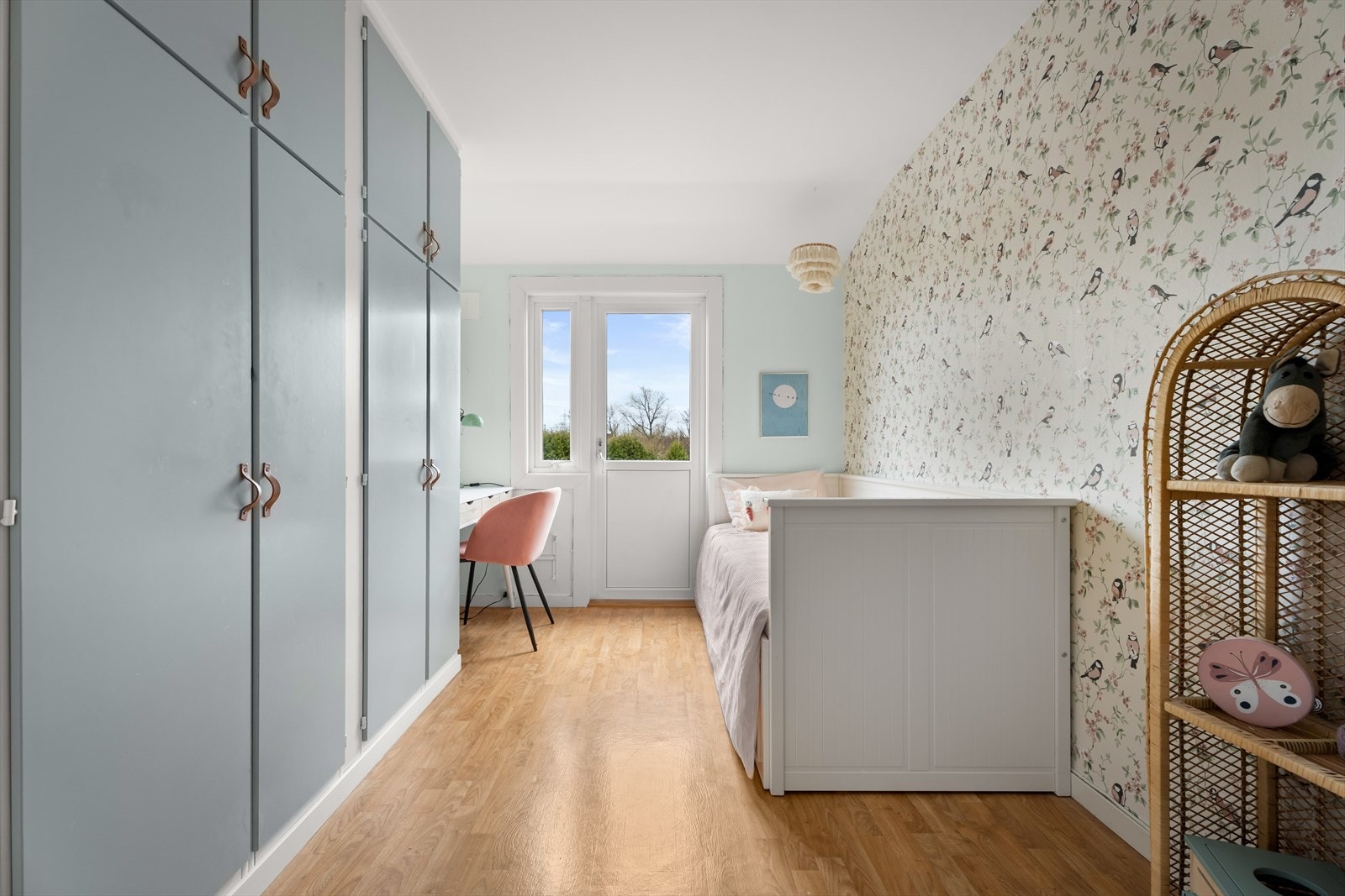 Dette soverommet har rikelig med garderobeplass og egen utgang til balkong. Galleribilde