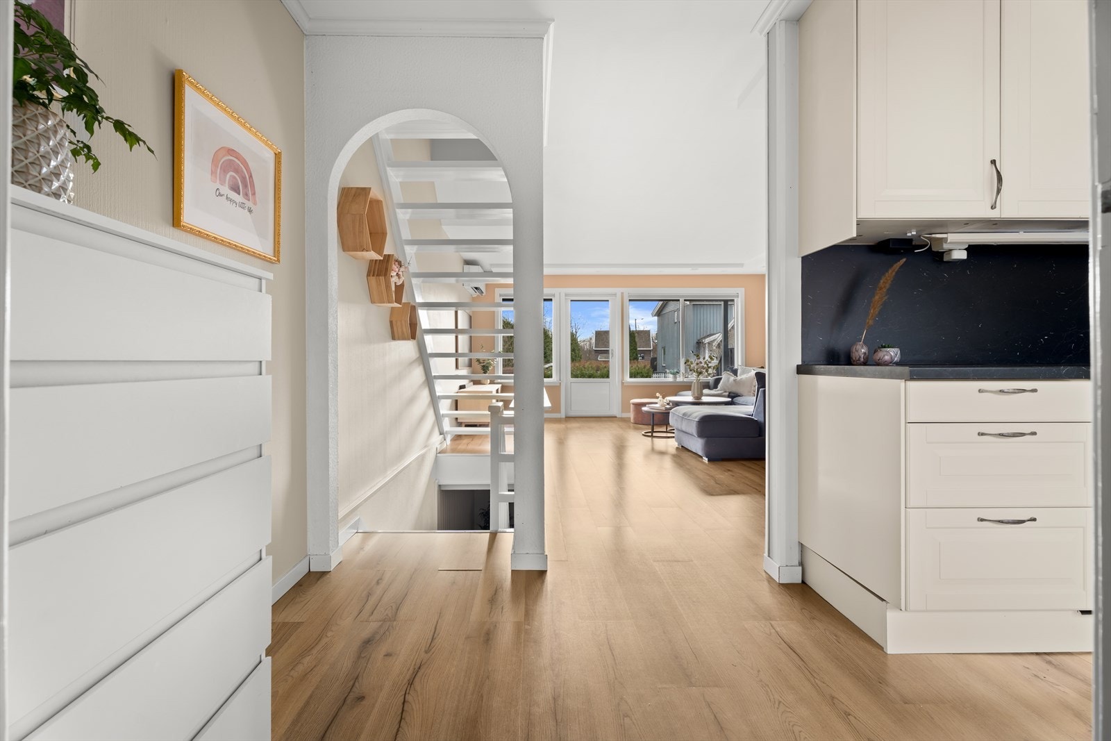 Fra gangen åpner boligen seg opp med kjøkken til høyre og stue rett frem. Galleribilde