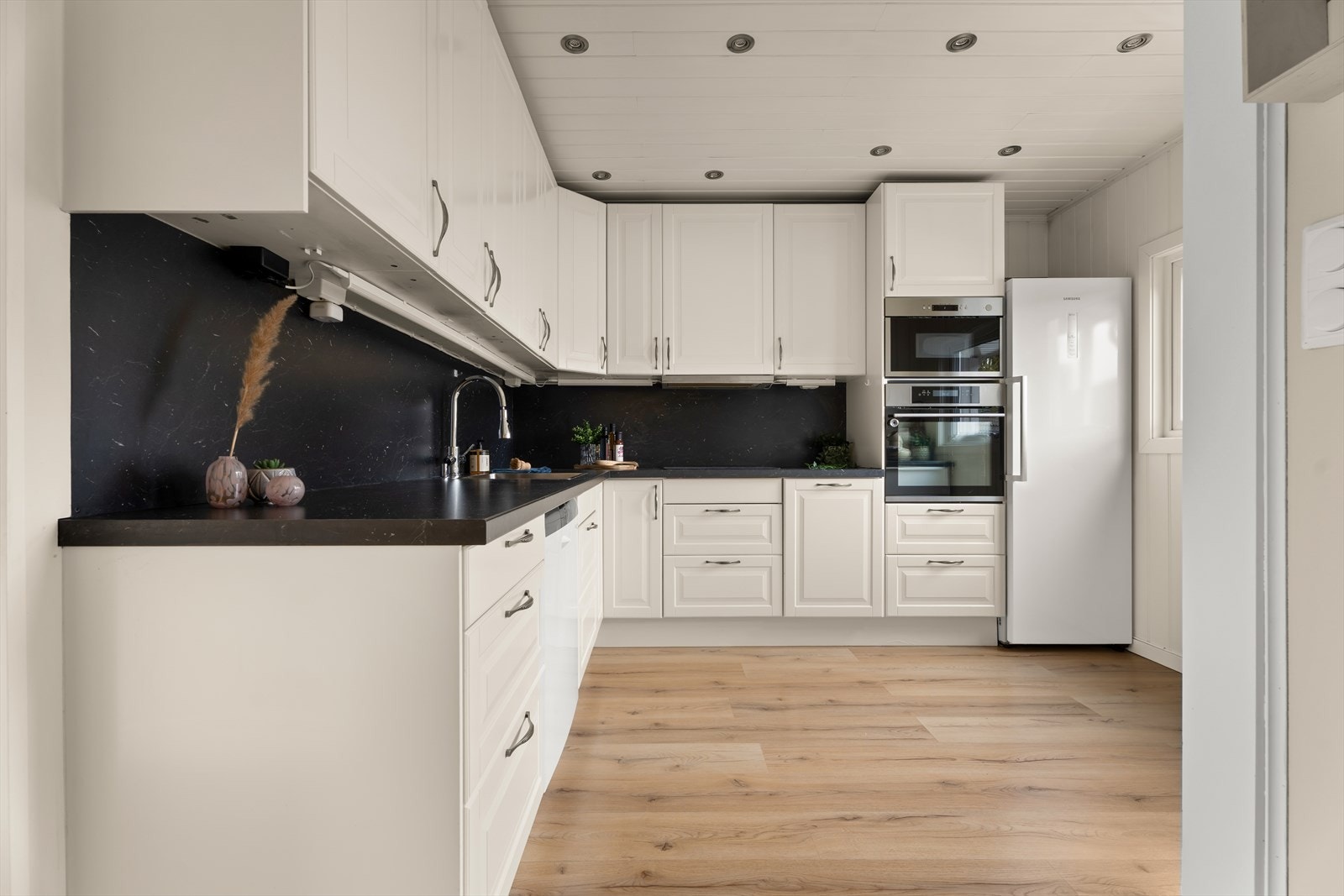 Innredningen er utstyrt med integrert stekeovn, mikro, induksjonstopp og oppvaskmaskin. Galleribilde