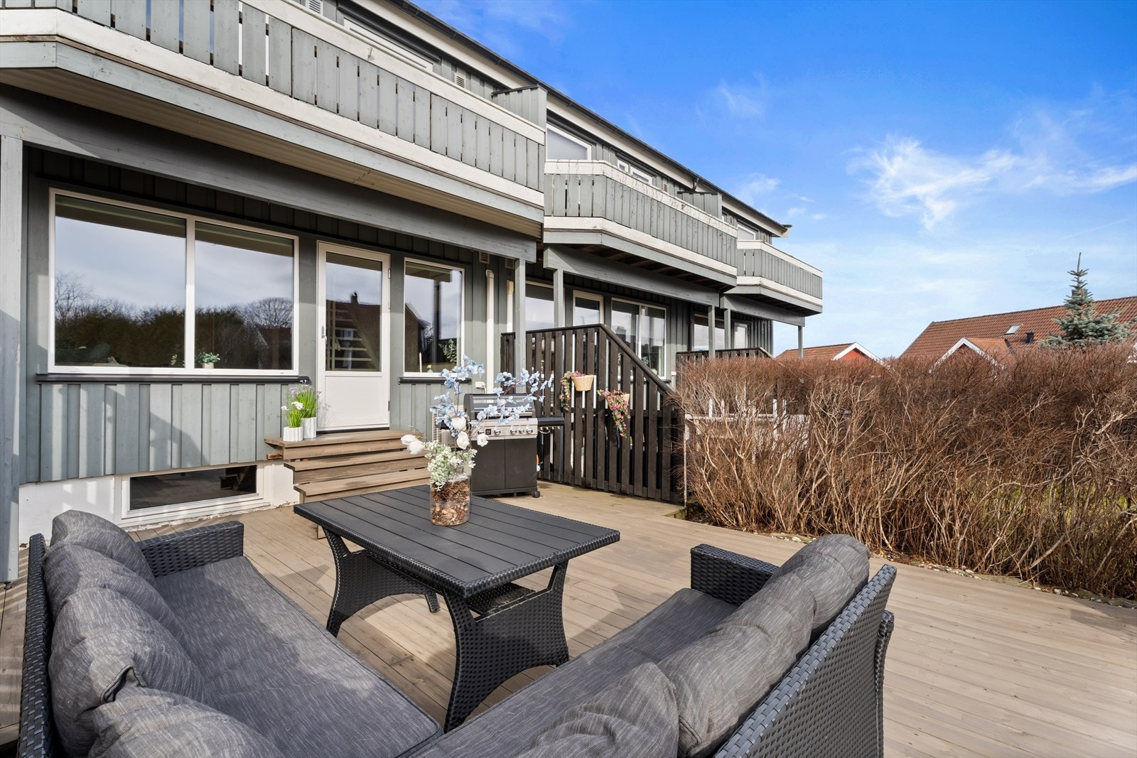 Terrassen er sørvendt og har utmerkede solforhold store deler av dagen. Galleribilde