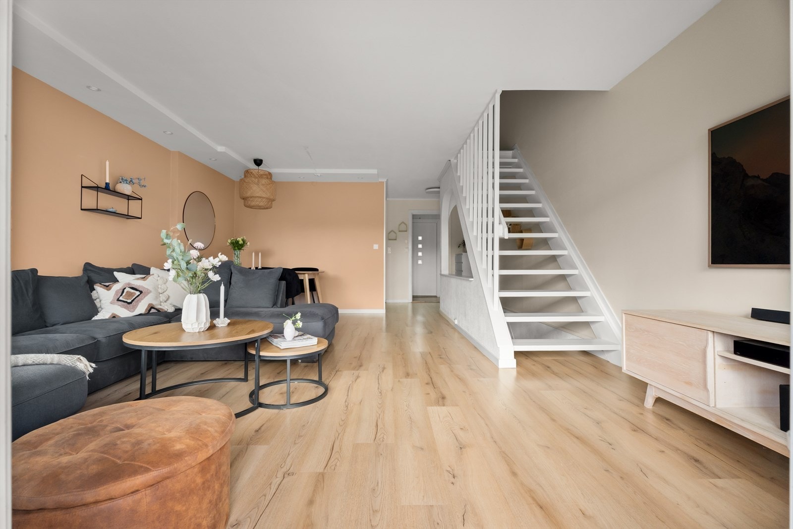 Den malte tretappen binder etasjene sammen på en elegant måte. Galleribilde