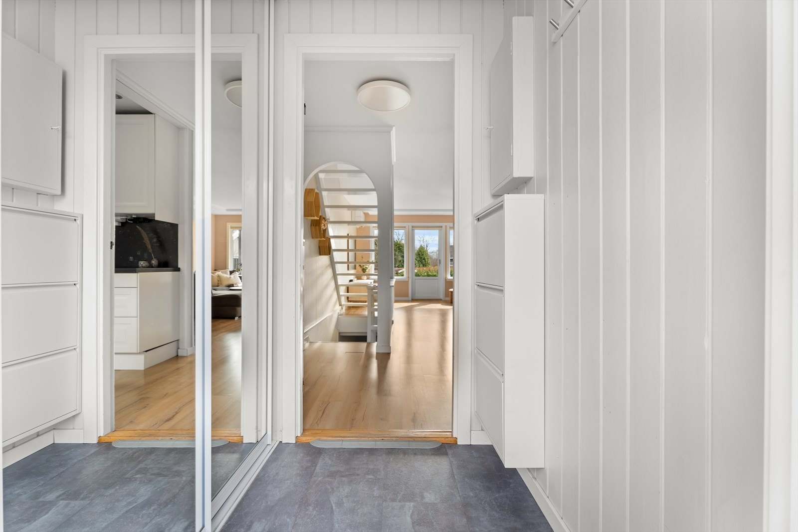 Velkommen inn. Entréen har plass til oppbevaring og leder deg videre inn i boligens hovedetasje. Galleribilde