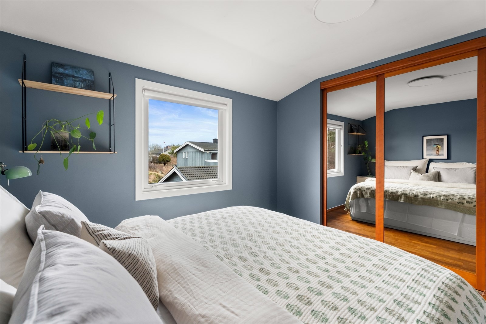 En stor skyvedørsgarderobe gir rikelig med oppbevaringsplass. Galleribilde