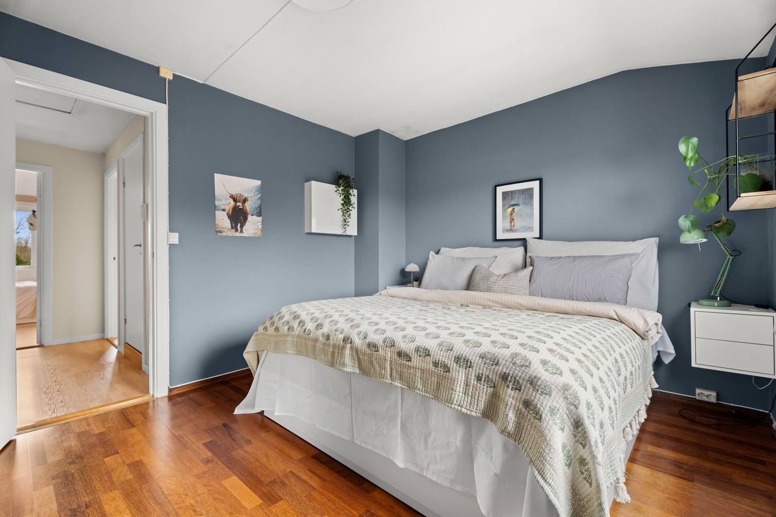 Et lunt og behagelig rom med plass for en rolig start på dagen. Galleribilde