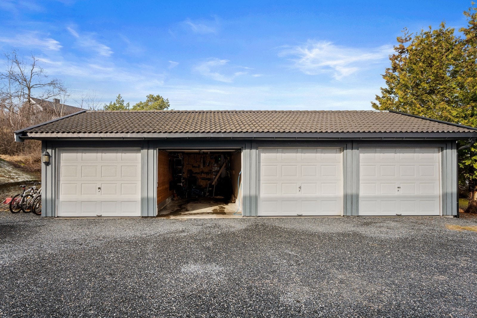 Til boligen hører en egen garasjeplass med installert elbillader. Galleribilde