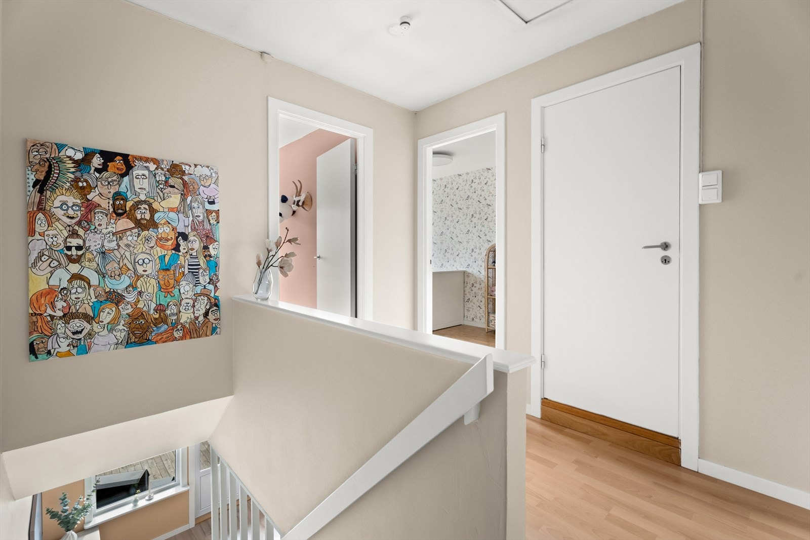 I andre etasje finner du boligens soveavdeling med tre soverom og bad. Galleribilde