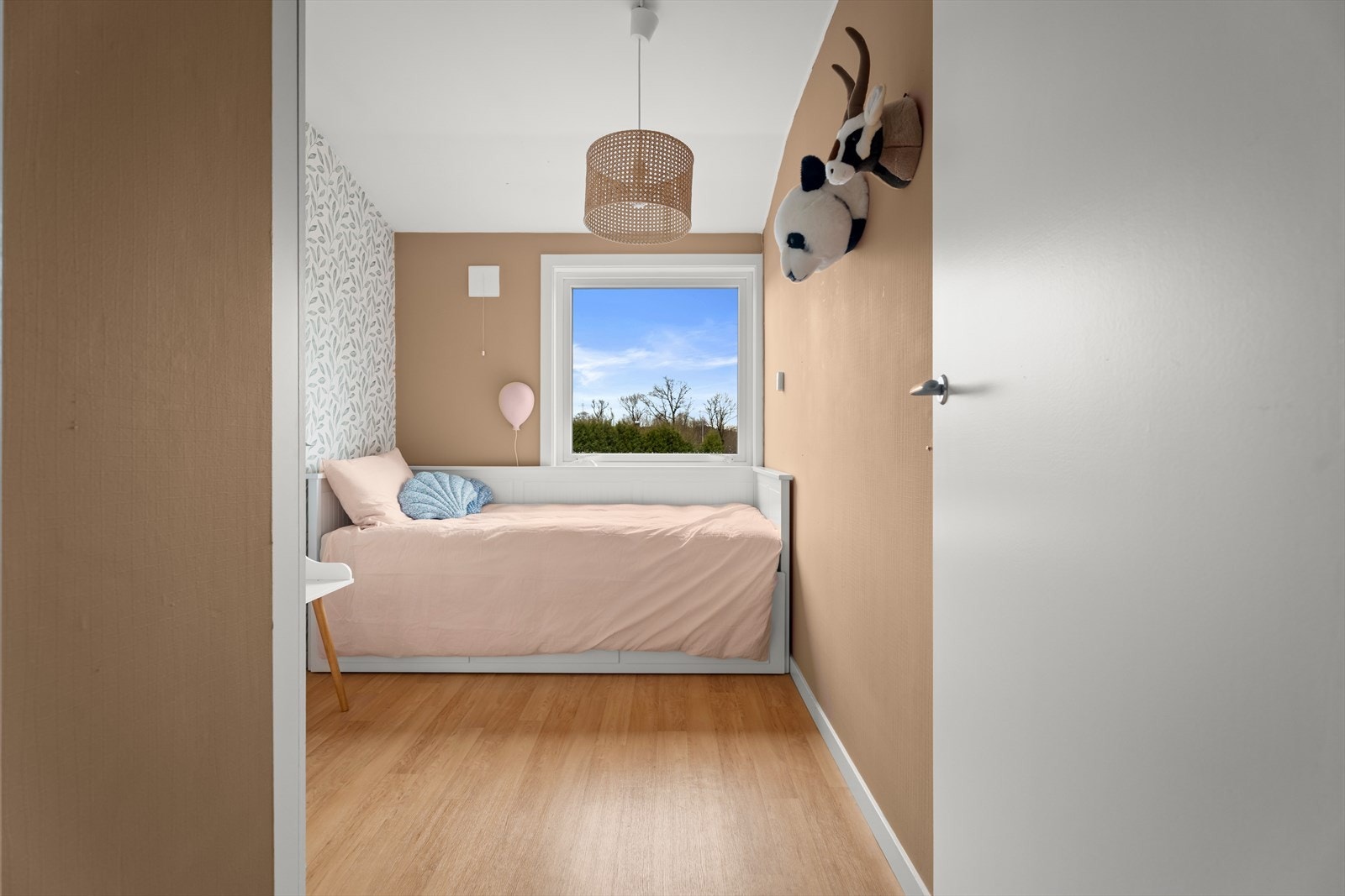 Rommet har god plass til seng og oppbevaringsmøbler. Galleribilde