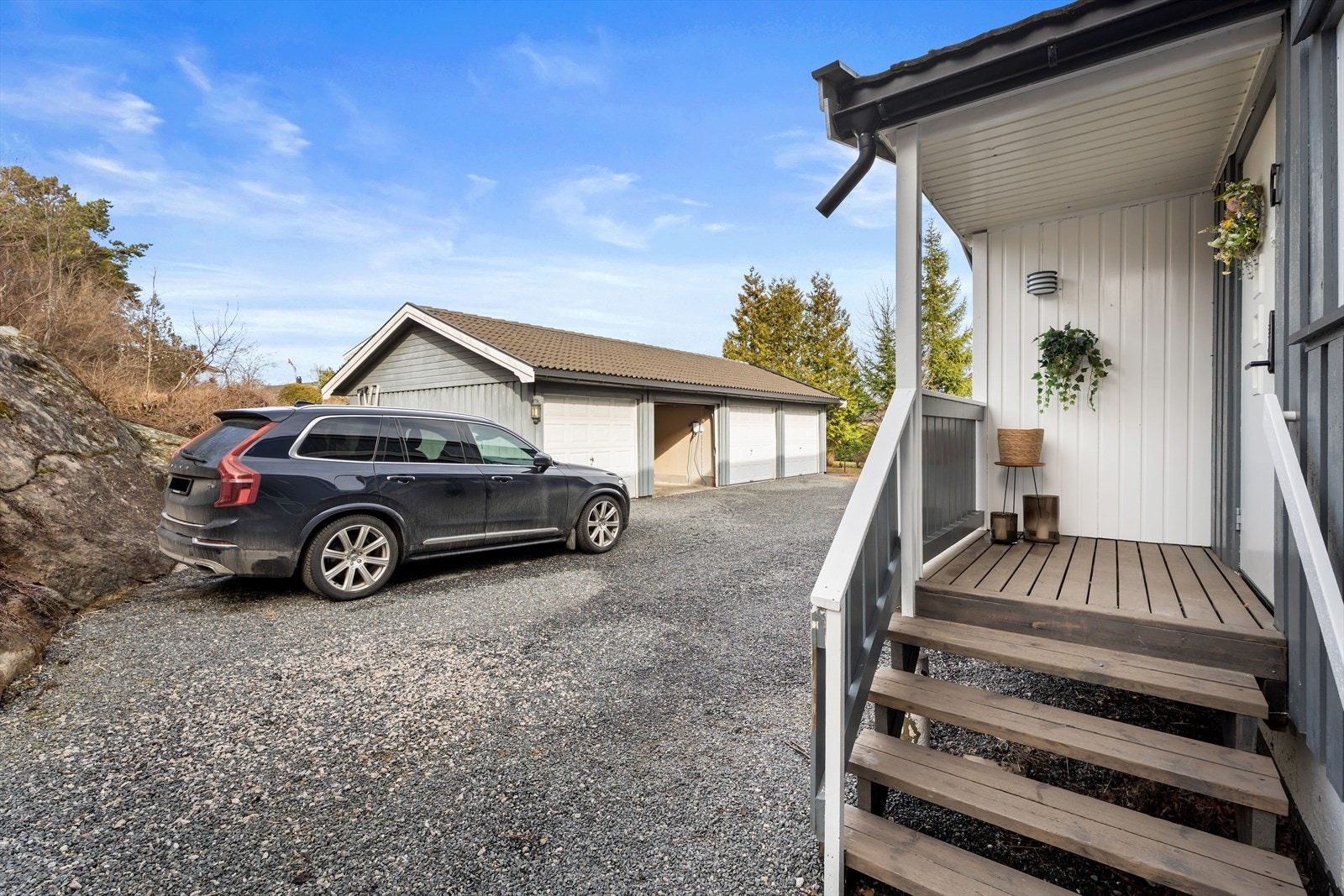 God plass til parkering på felles gårdsplass i tillegg til egen garasje. Galleribilde
