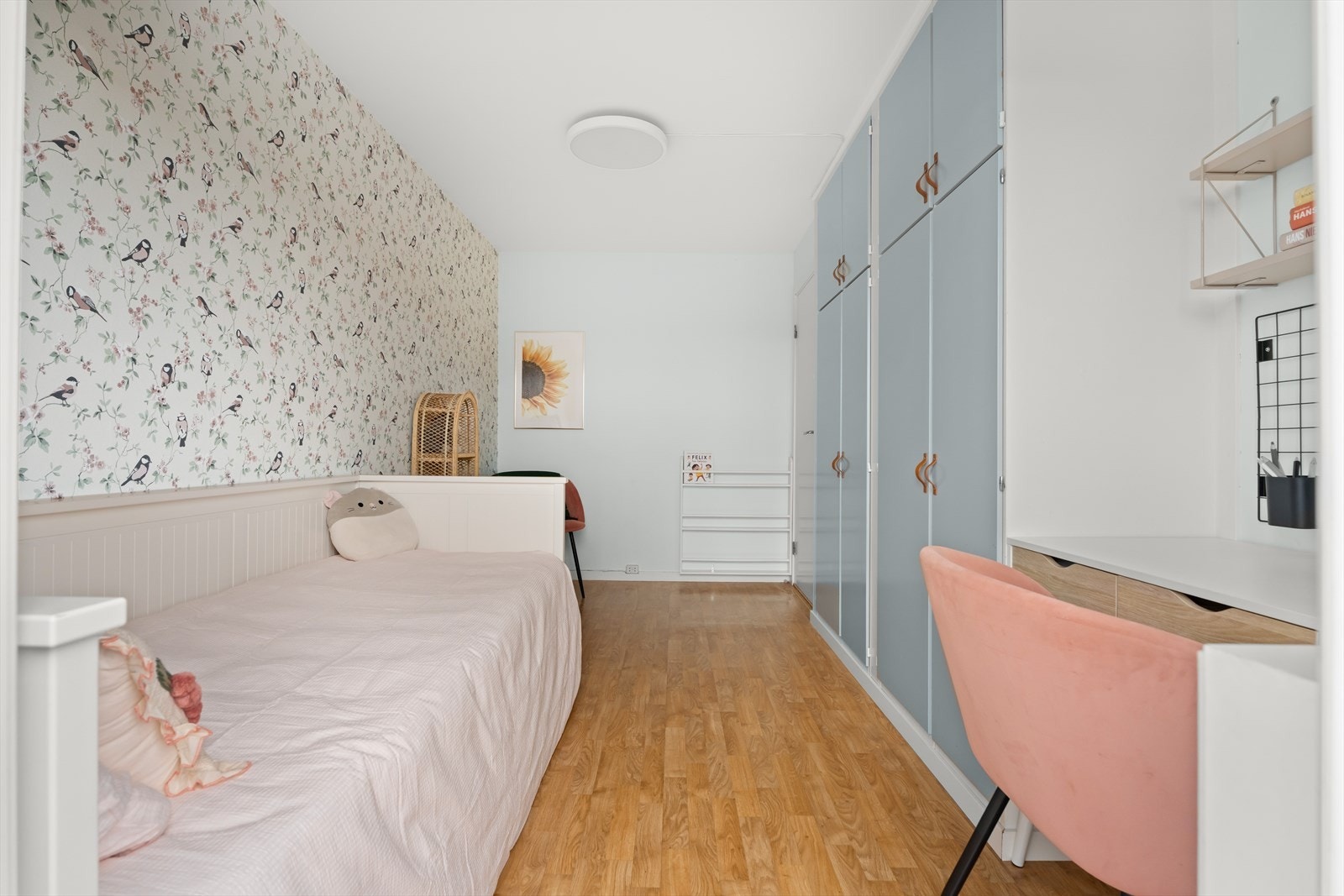 En smart løsning med plass til både seng og en liten arbeidsplass. Galleribilde