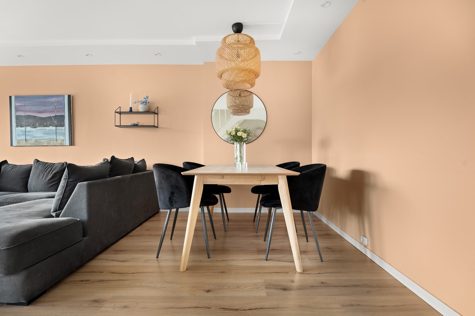 Spiseplassen er en naturlig og integrert del av oppholdsrommet. Galleribilde