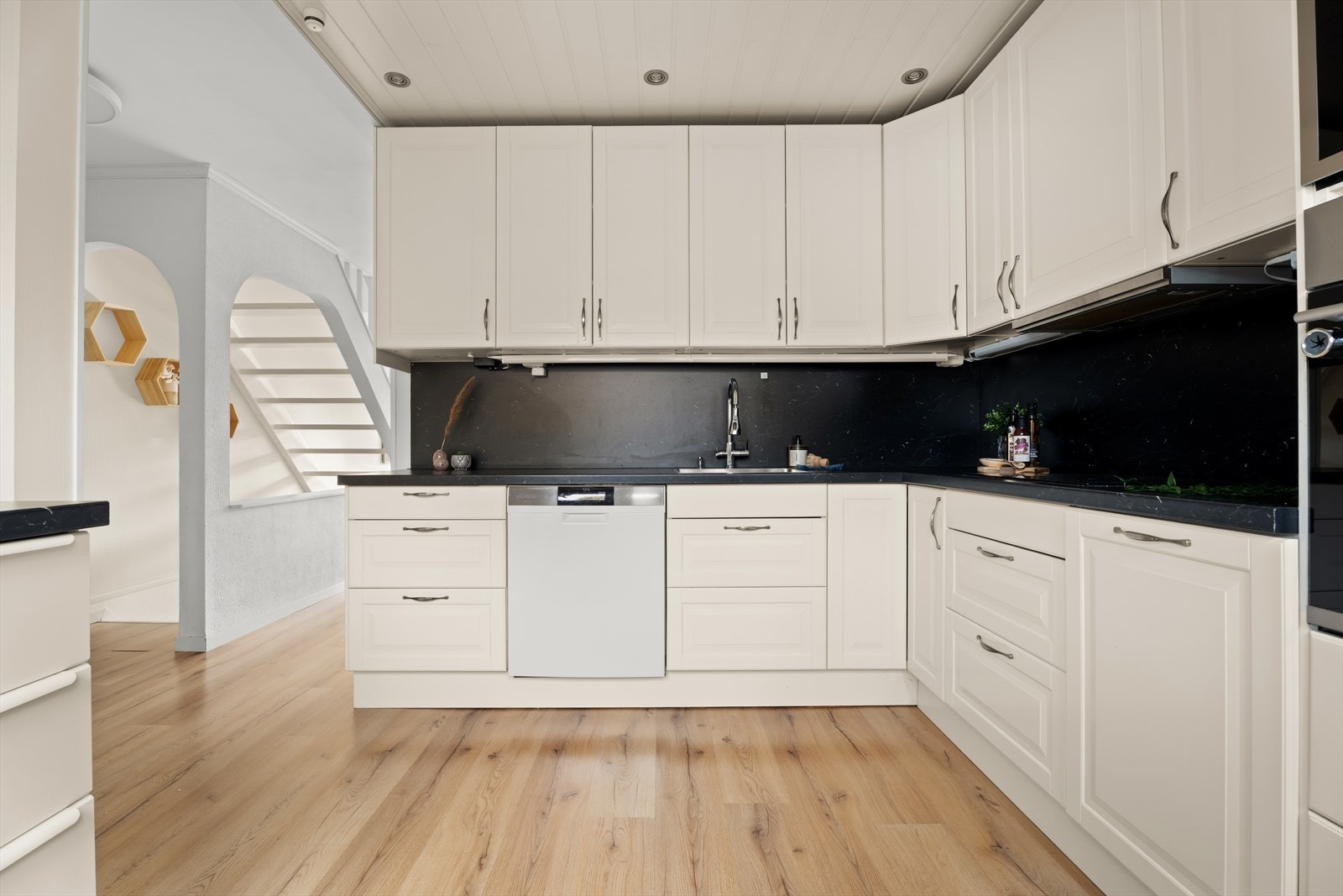 Benkeplaten i laminat er slitesterk, og sprutsikre plater over benken forenkler renholdet. Galleribilde