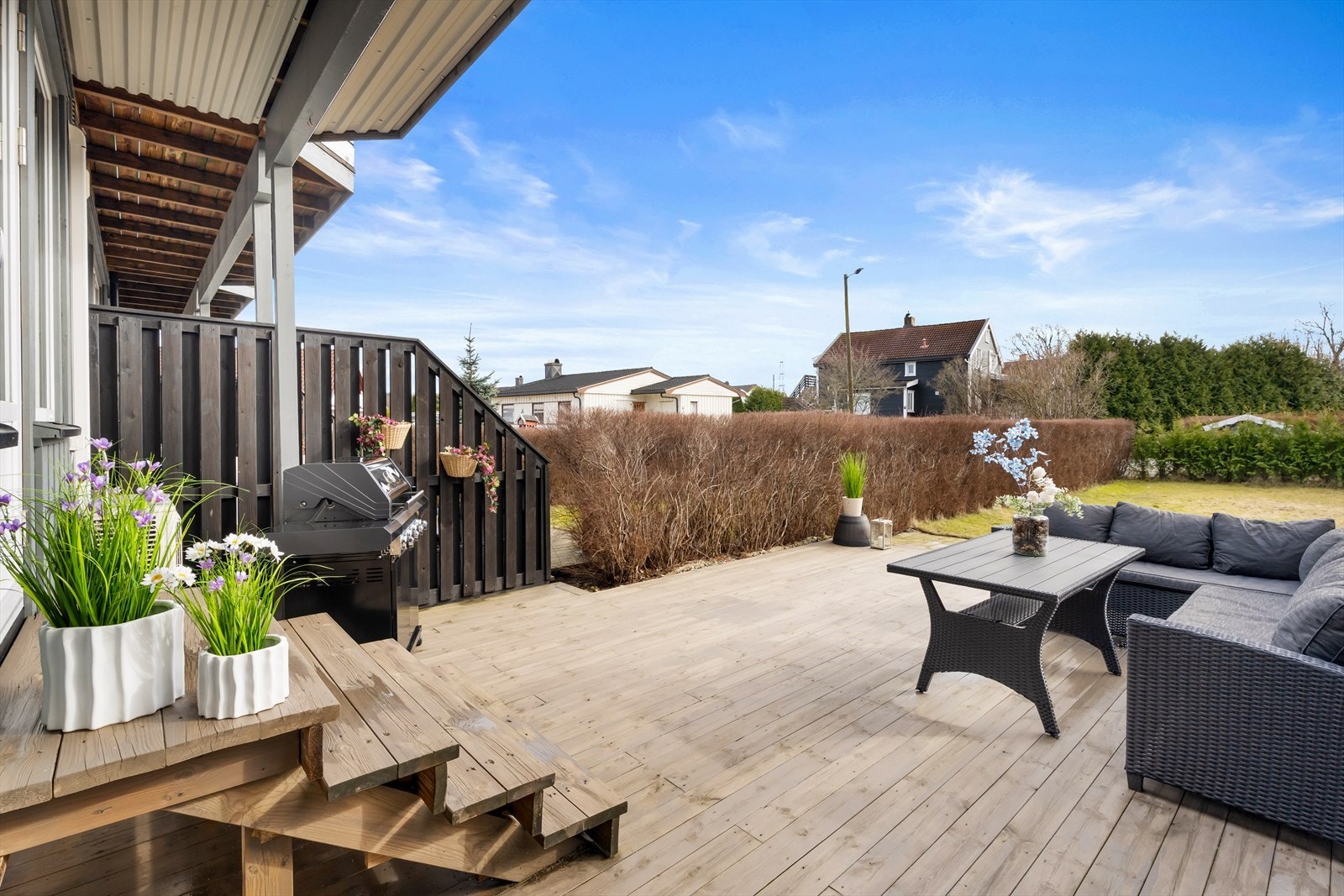 Den store terrassen på ca. 30 m² er et herlig uterom med god plass til utemøbler og grill. Galleribilde