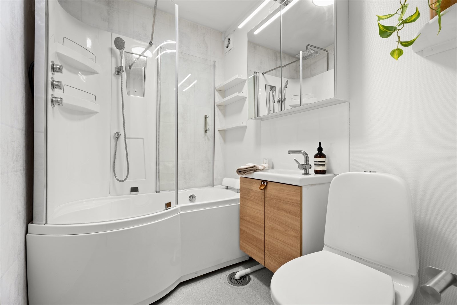 Rommet har nylig lagt belegg på gulvet og elektrisk avtrekksvifte. Galleribilde