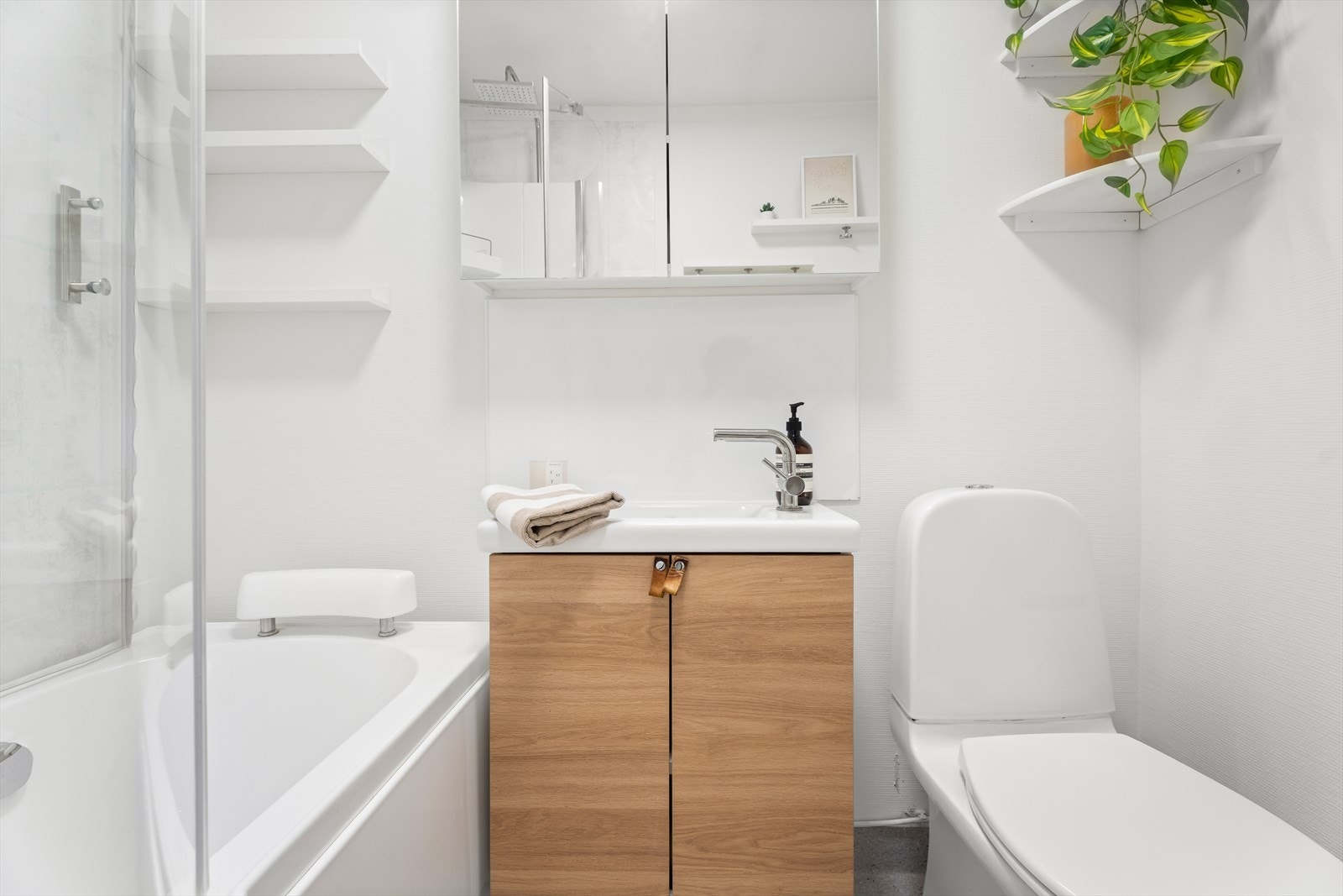 Servantinnredning og et nylig montert speilskap gir god oppbevaring. Galleribilde