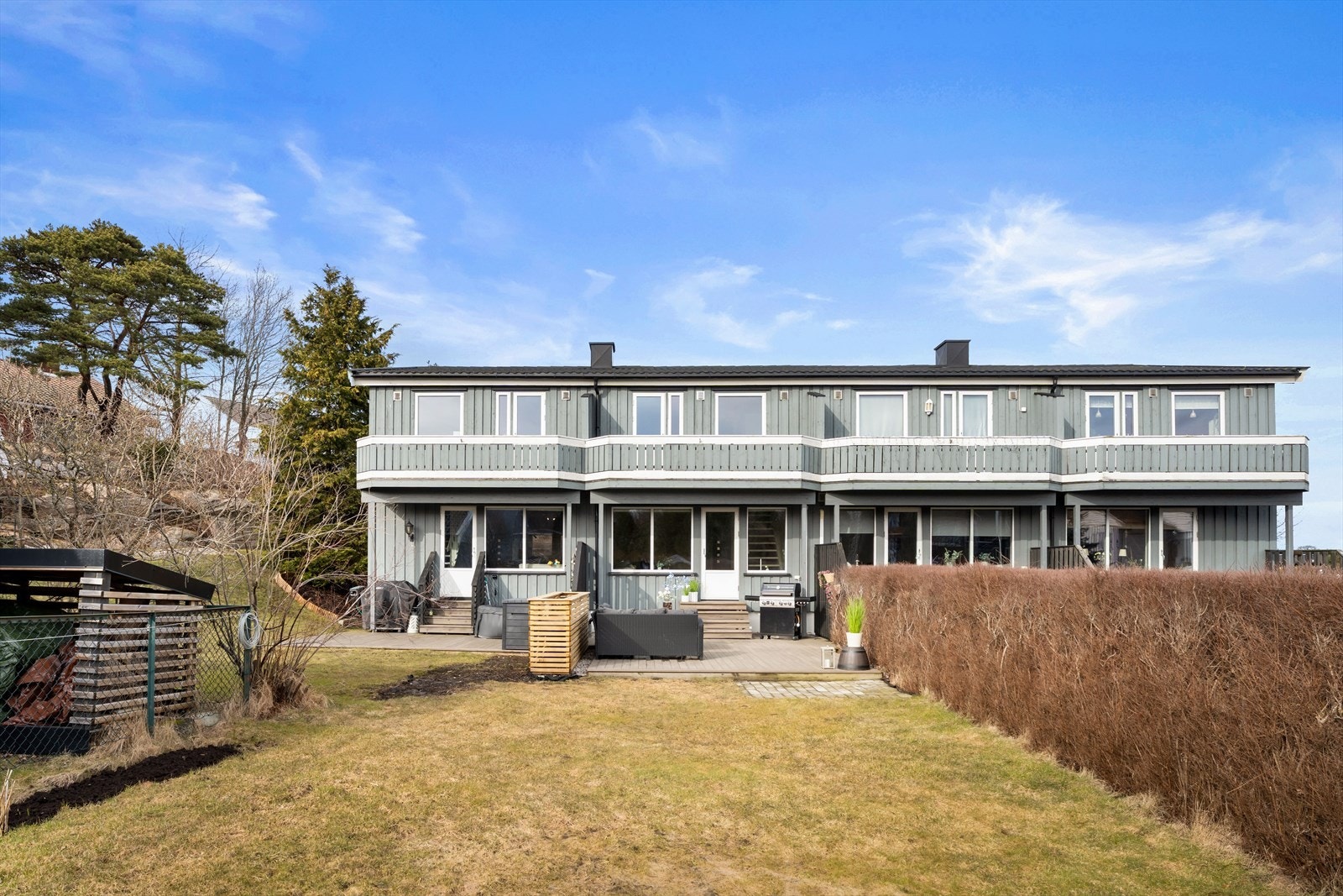 DNB Eiendom v/Michael A. Meyer (Tlf. 48062870) ønsker deg velkommen til Haugstenveien 13 - Et familievennlig rekkehus over tre plan med store, solrike uteplasser og fine solforhold. Galleribilde