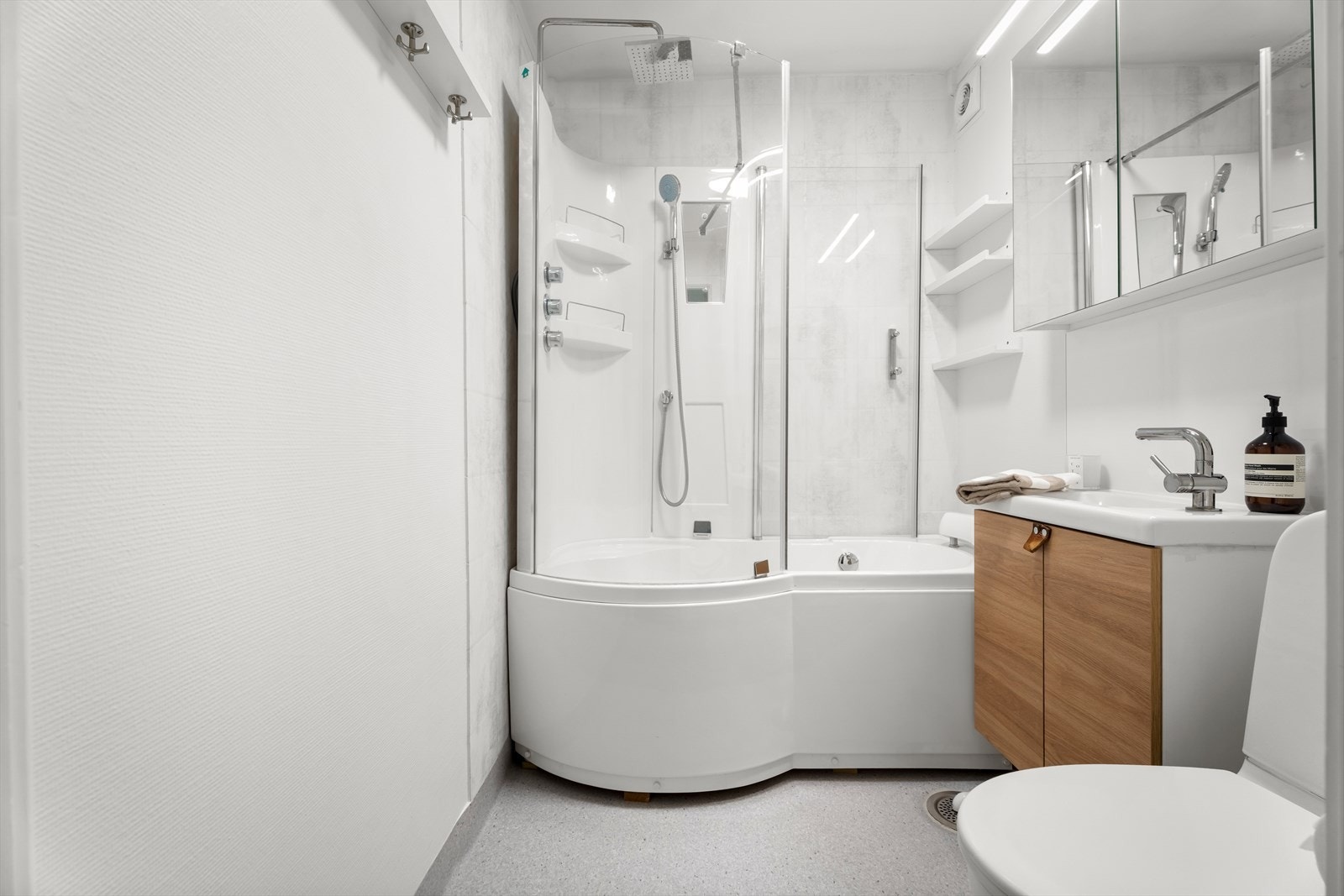 Badet i andre etasje er utstyrt med badekar med dusjløsning. Galleribilde