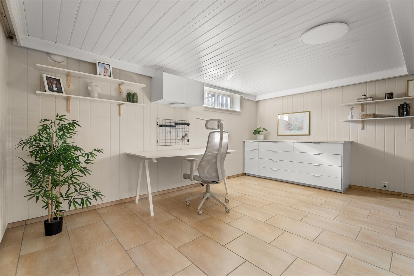 I kjelleren er det et stort, innredet hobbyrom med mange bruksmuligheter. Galleribilde