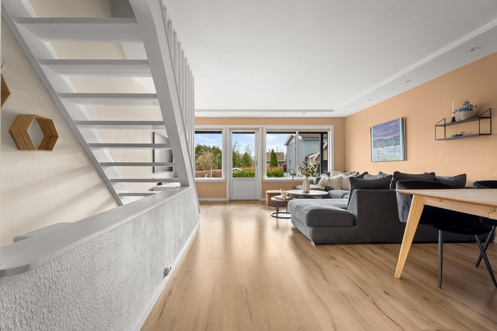 Stuen er romslig med plass til både spisebord og en større sofagruppe. Galleribilde