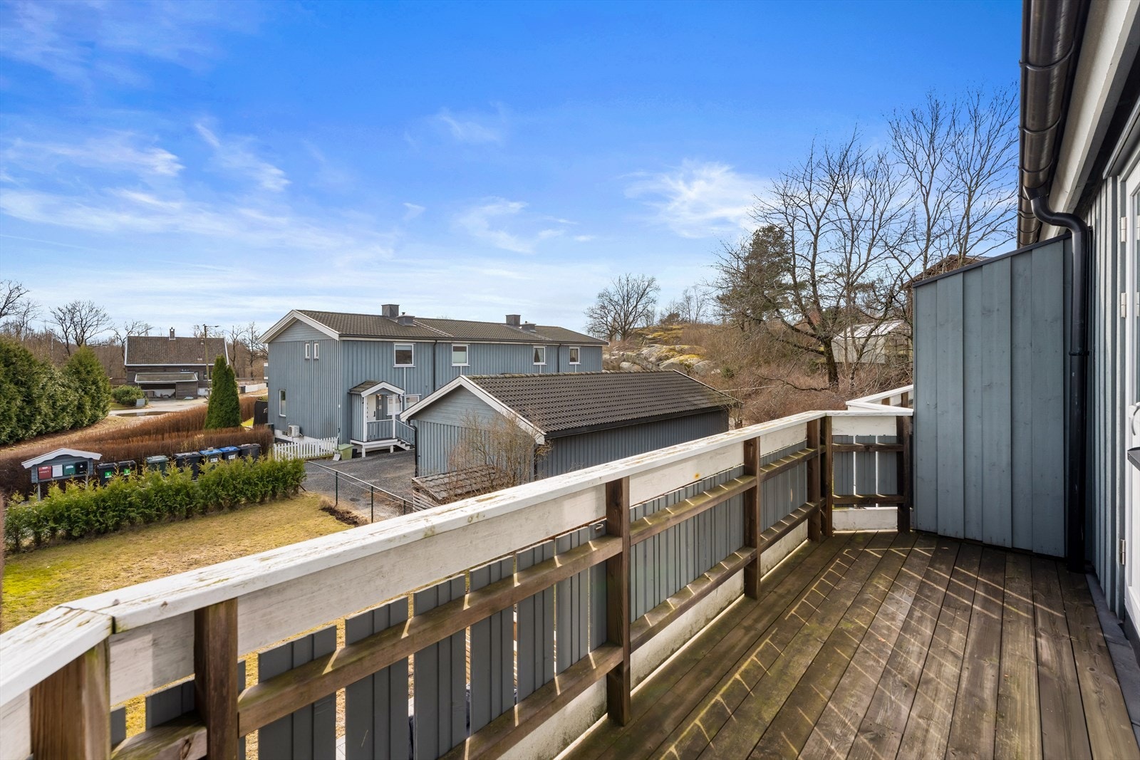 Den private balkongen i andre etasje er sørvendt og har ubehandlede terrassebord. Galleribilde