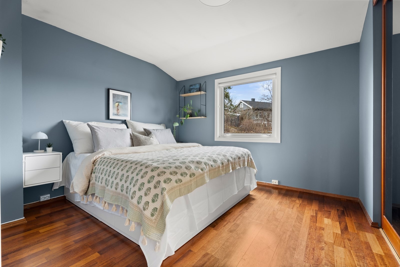 Hovedsoverommet er romslig og har god plass til dobbeltseng. Galleribilde