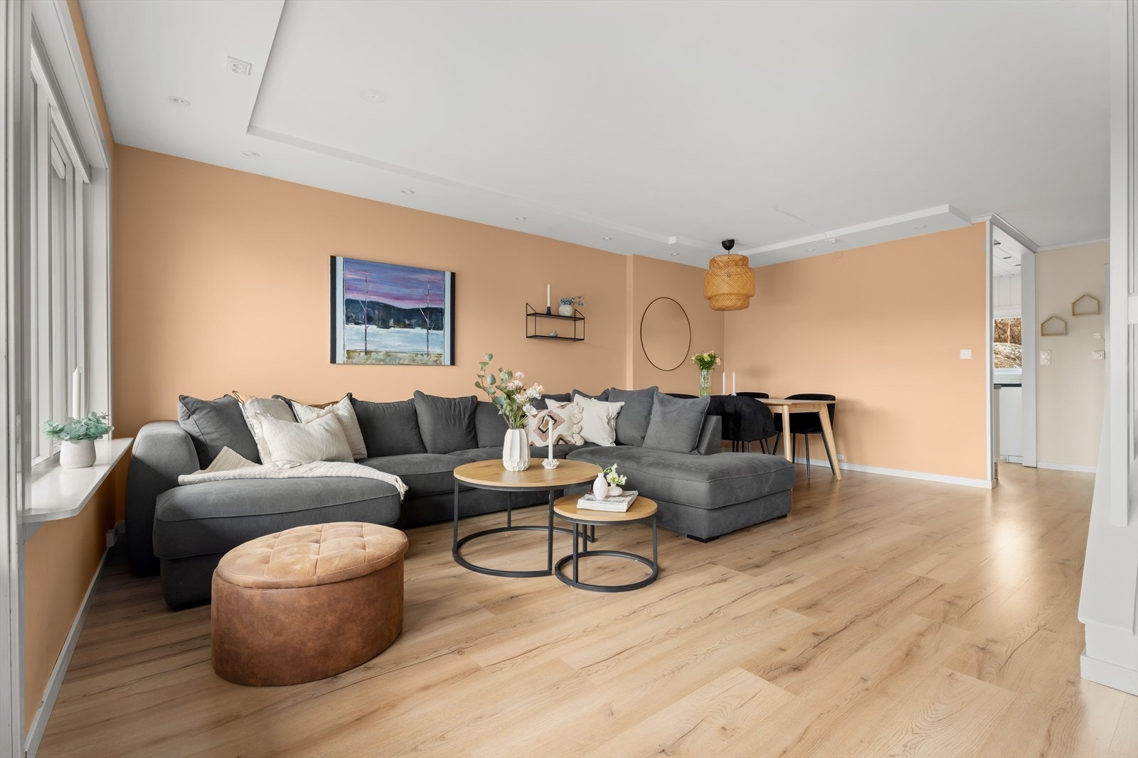 Gjennomgående laminatgulv i hele hovedetasjen skaper en fin helhet. Galleribilde