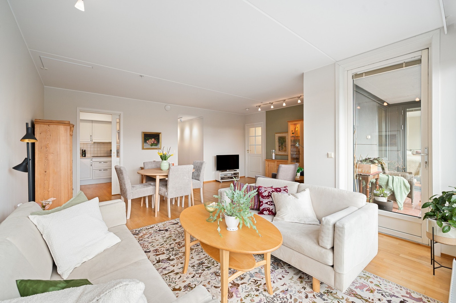 Det er en god romfølelse i stua. Her har man god plass til både en sofagruppe og spisegruppe. Stua måler ca. 28m². Galleribilde