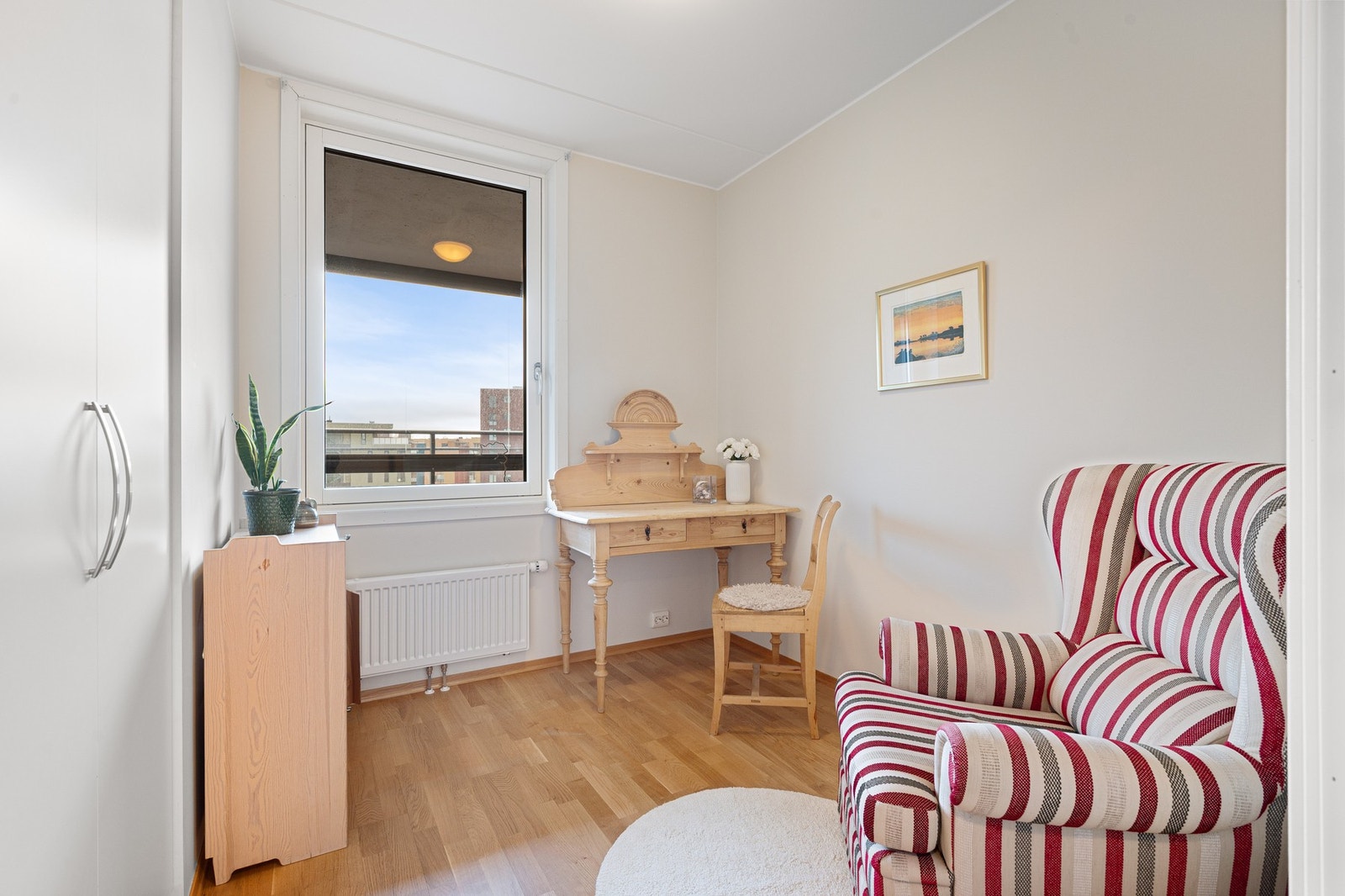 Soverom 2: et pent gjesterom, med innebygd garderobeskap. Galleribilde